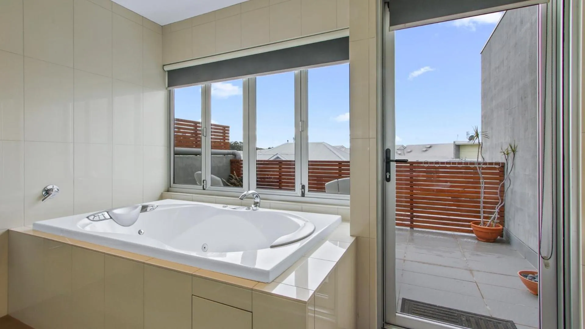 Bathroom in 5 Knots Metung