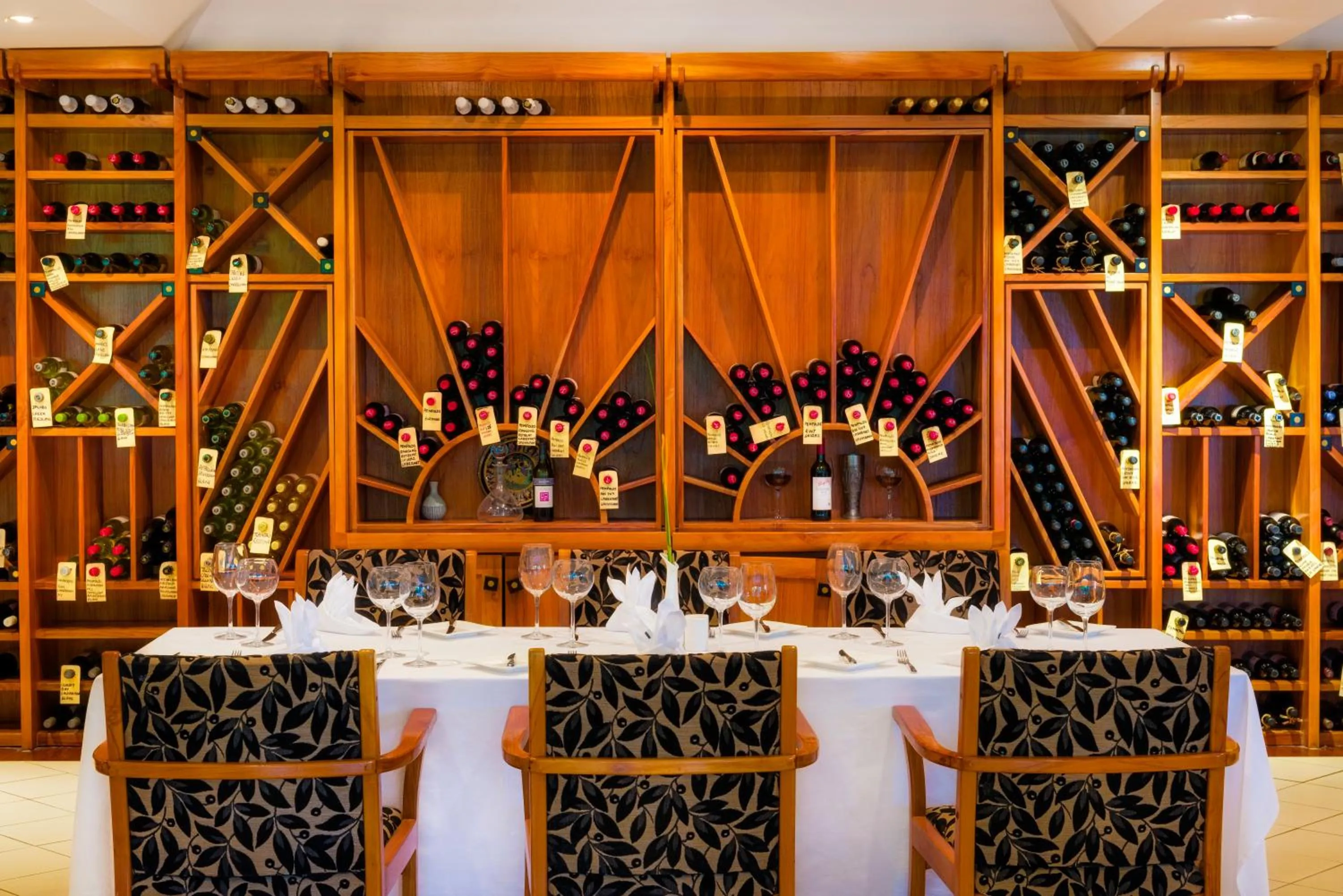 Restaurant/places to eat in Airways Hotel