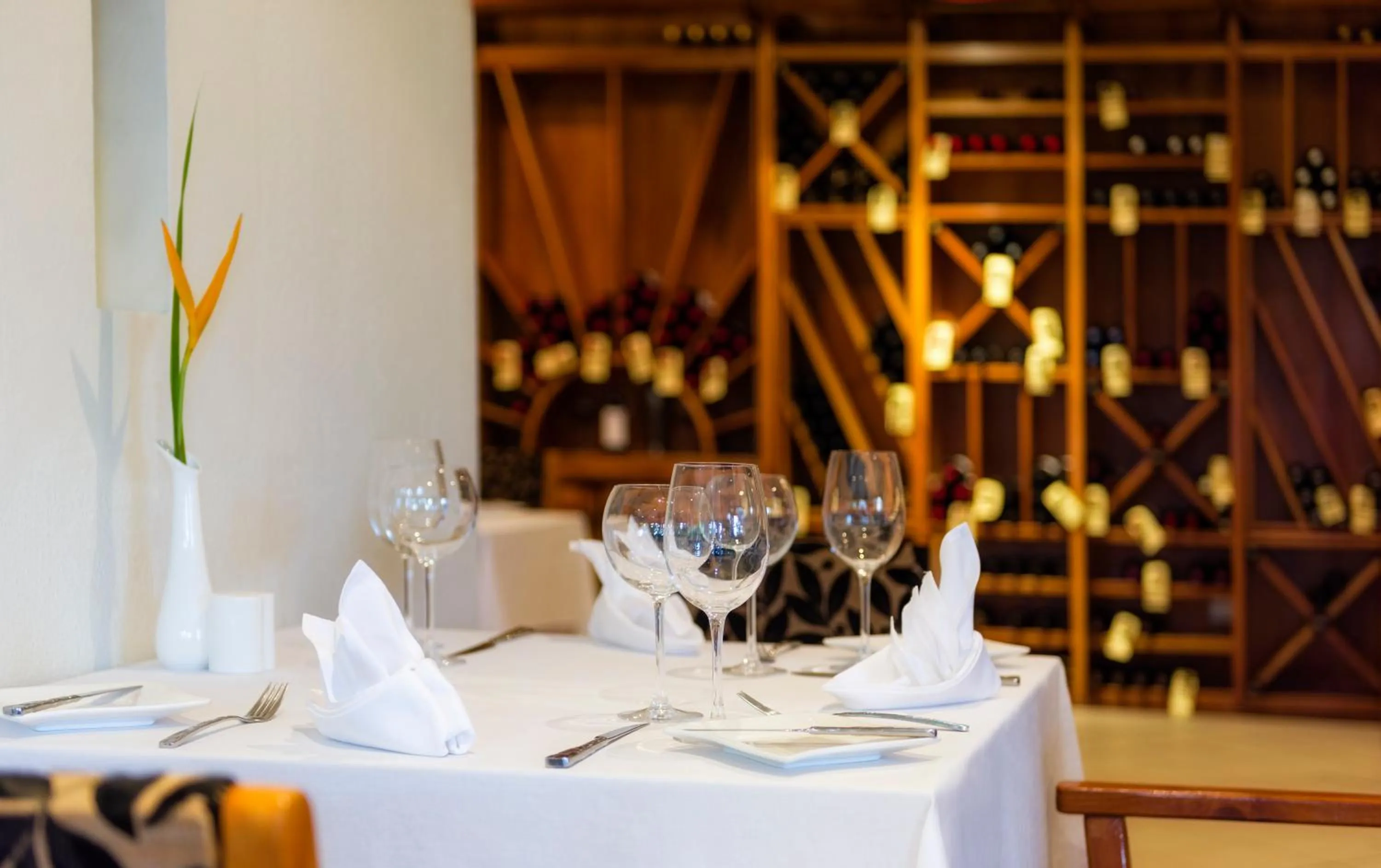 Restaurant/places to eat in Airways Hotel