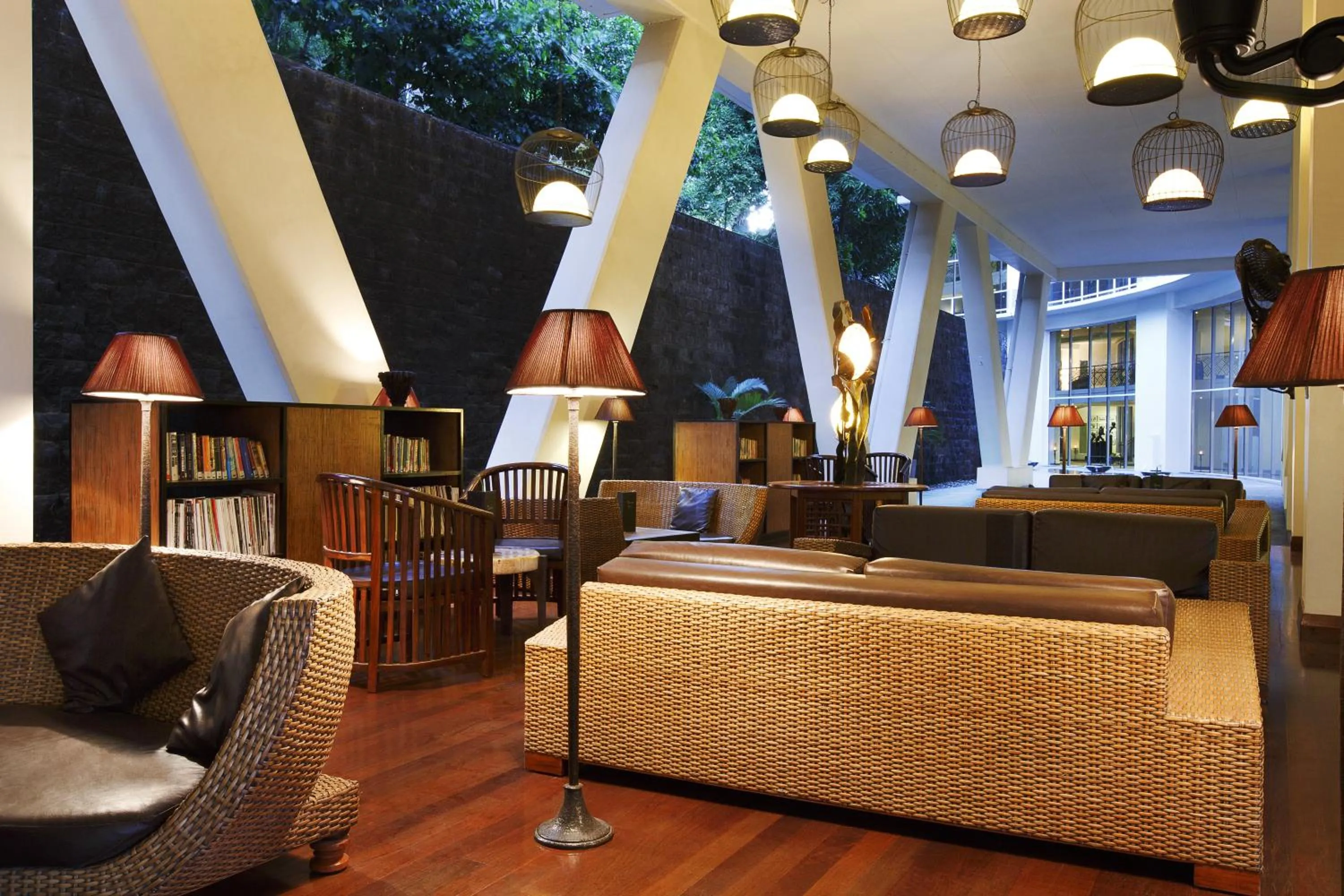 Restaurant/places to eat in Airways Hotel