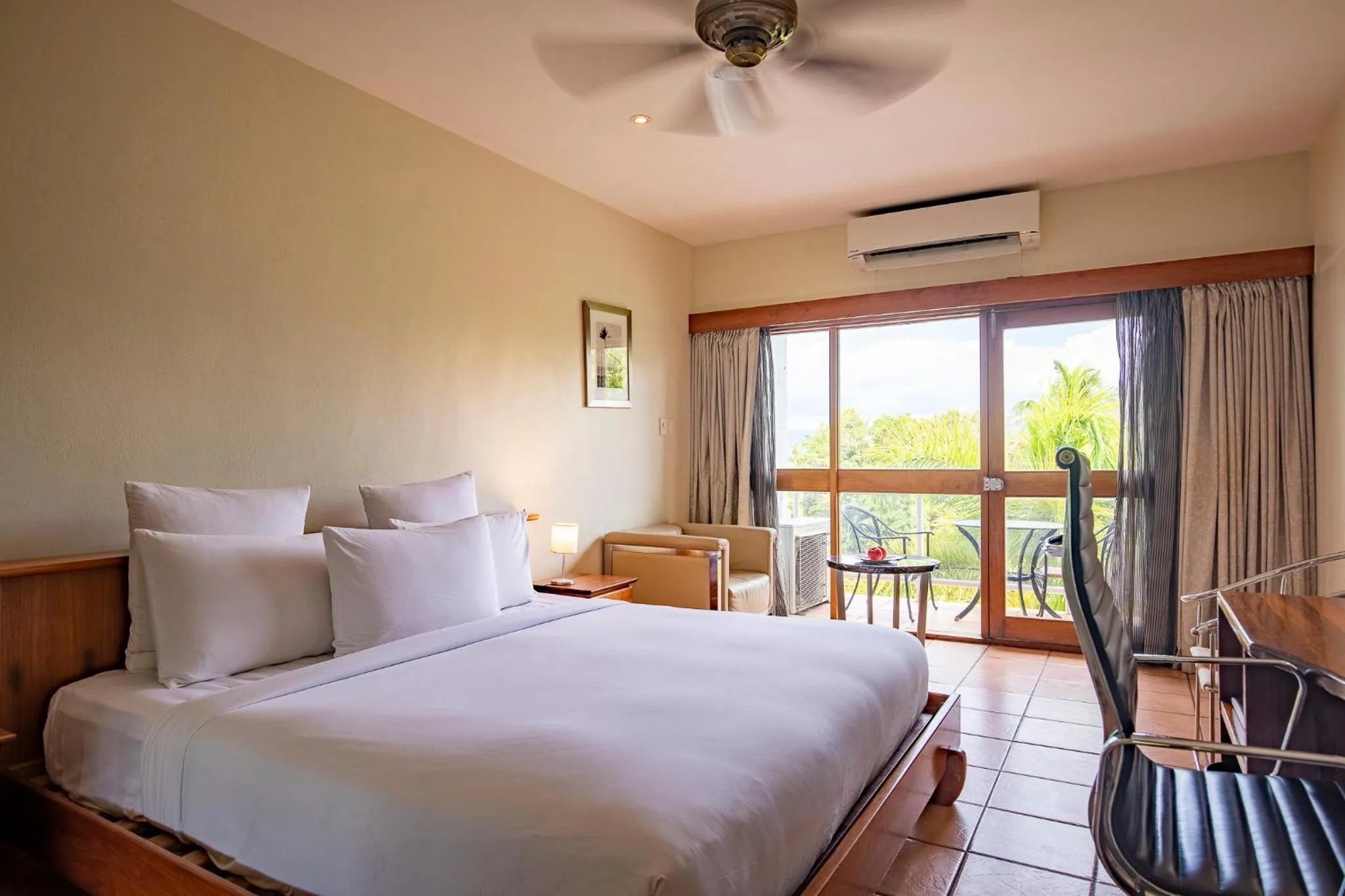 Bed in Airways Hotel