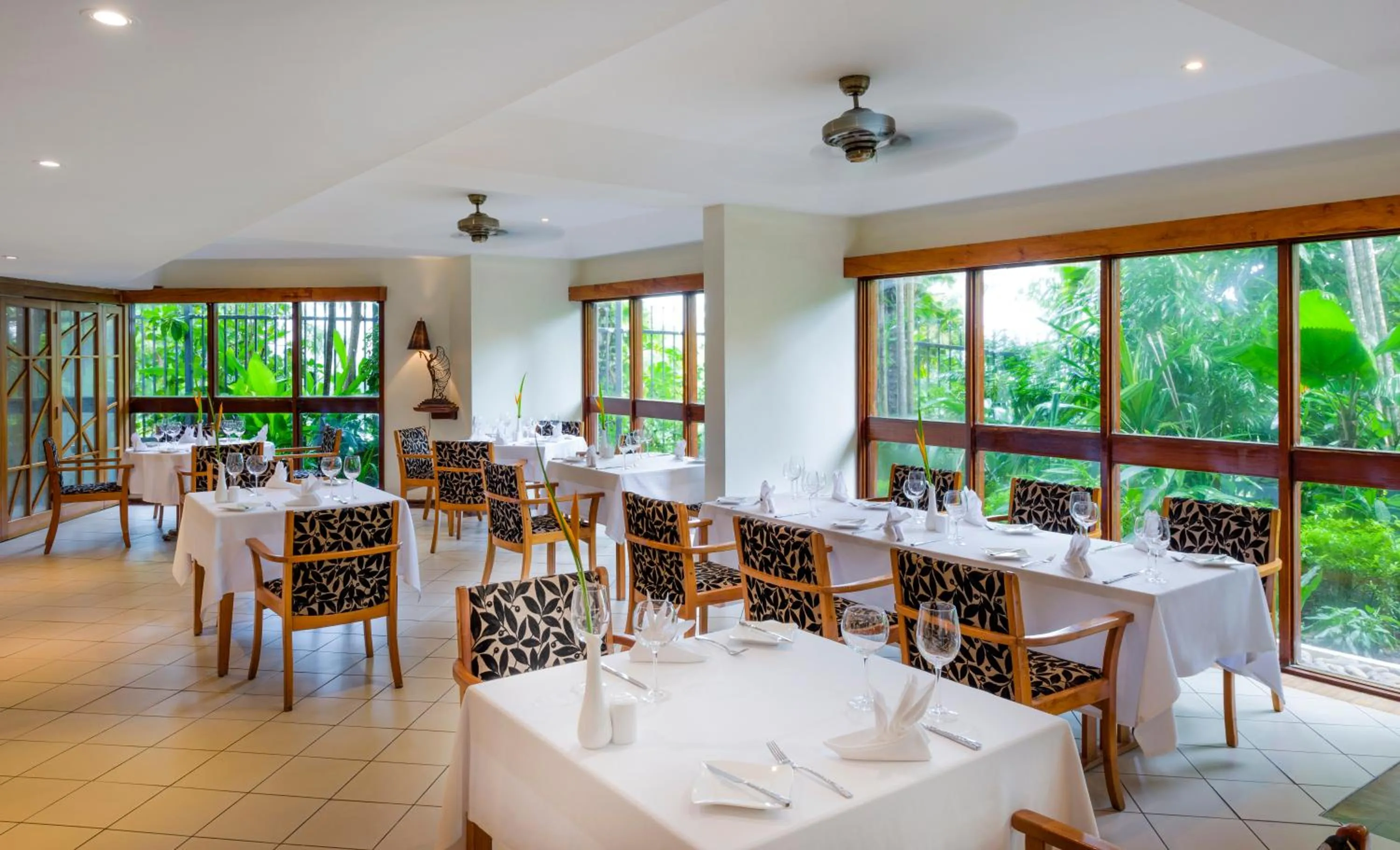 Restaurant/places to eat in Airways Hotel