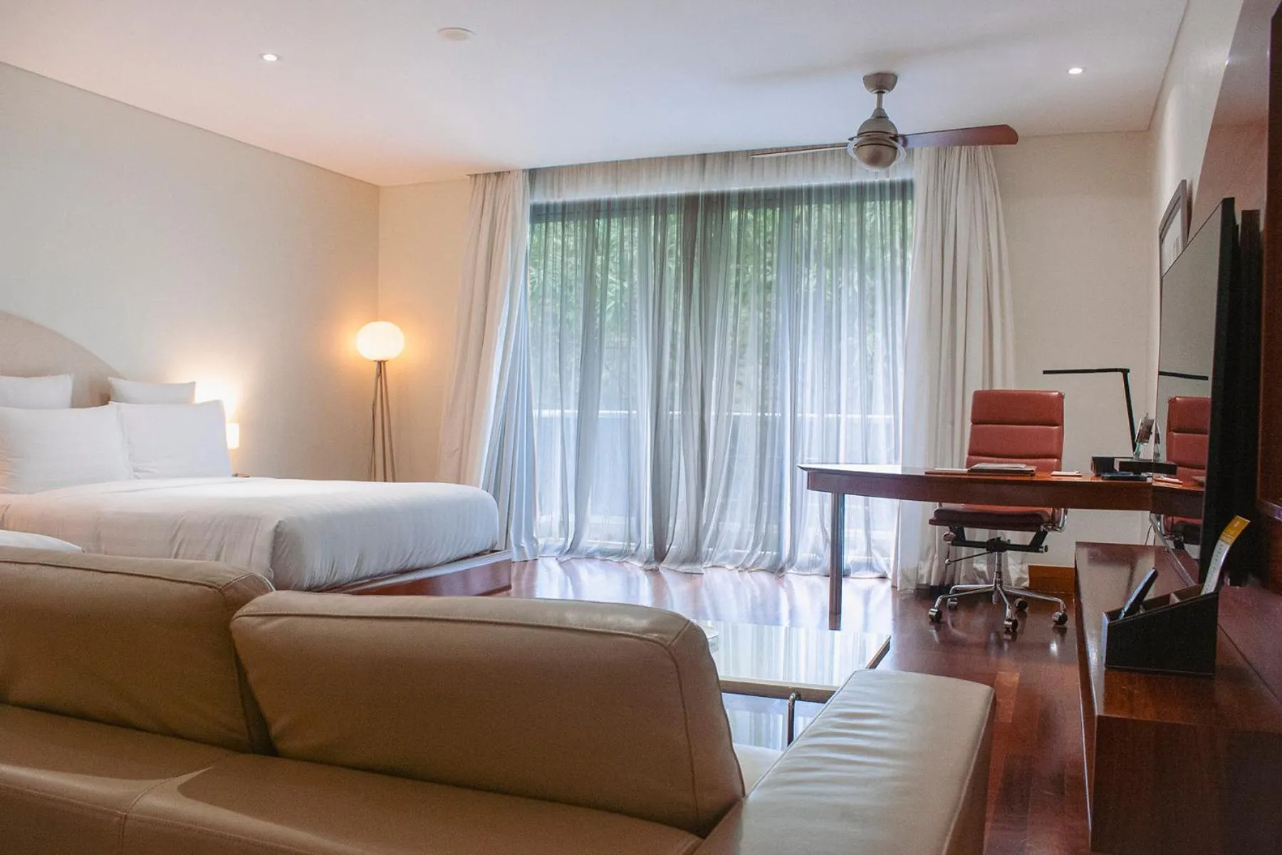 Photo of the whole room, Bed in Airways Hotel