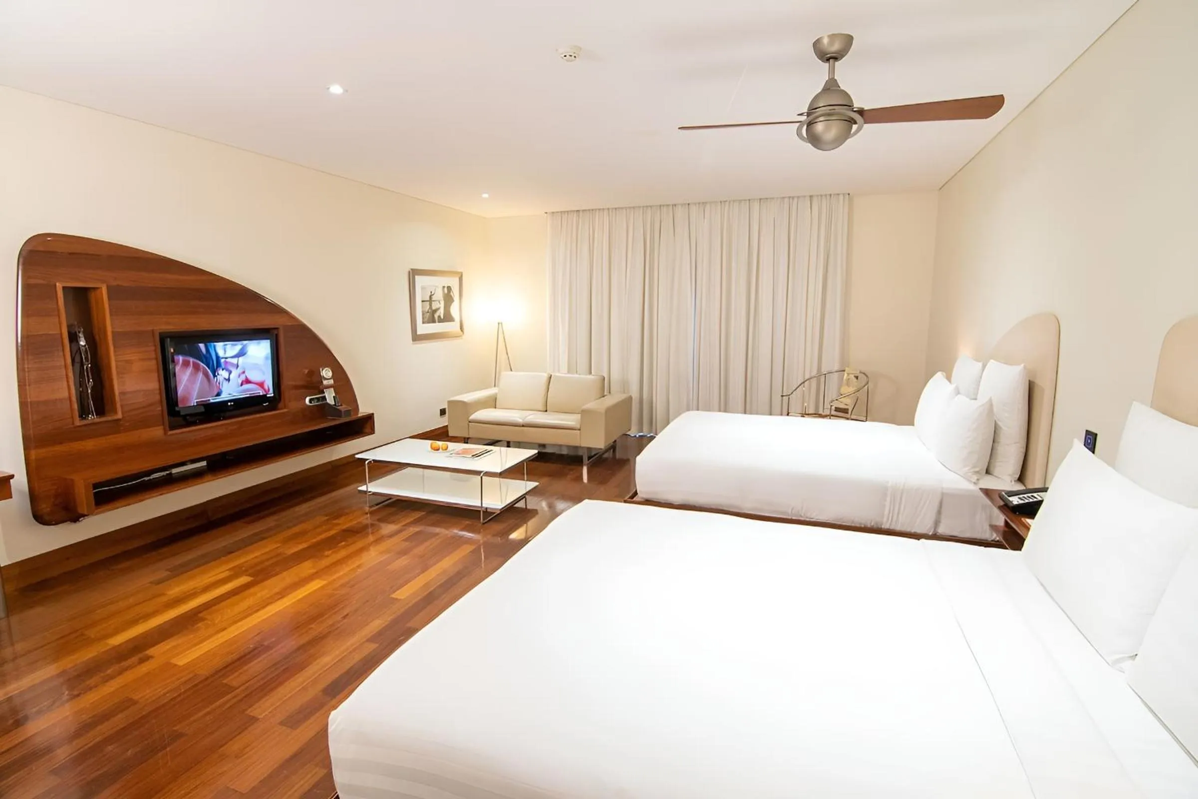 Photo of the whole room, Bed in Airways Hotel