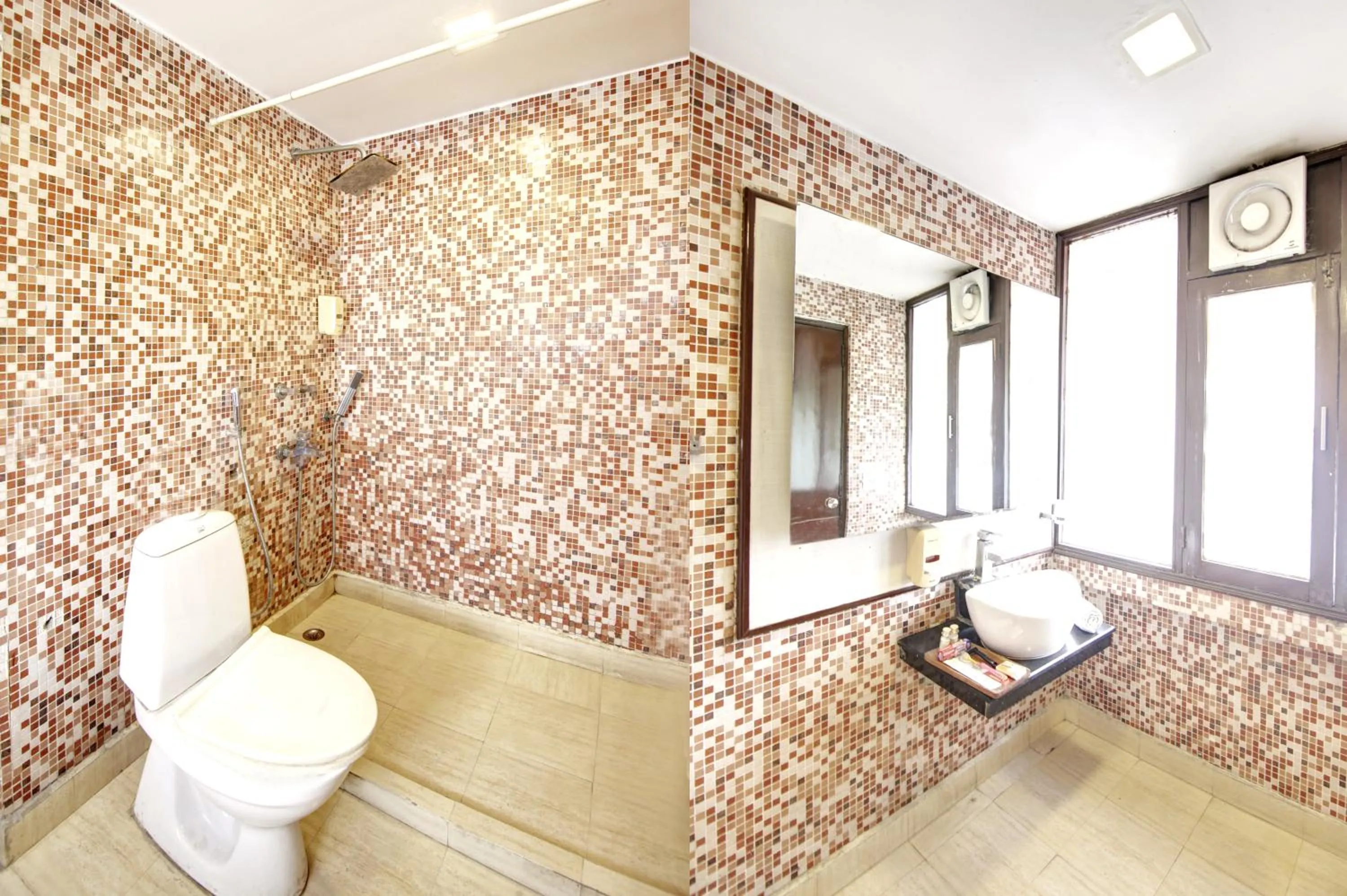 Toilet in Hotel BB Palace (A Family Hotel)