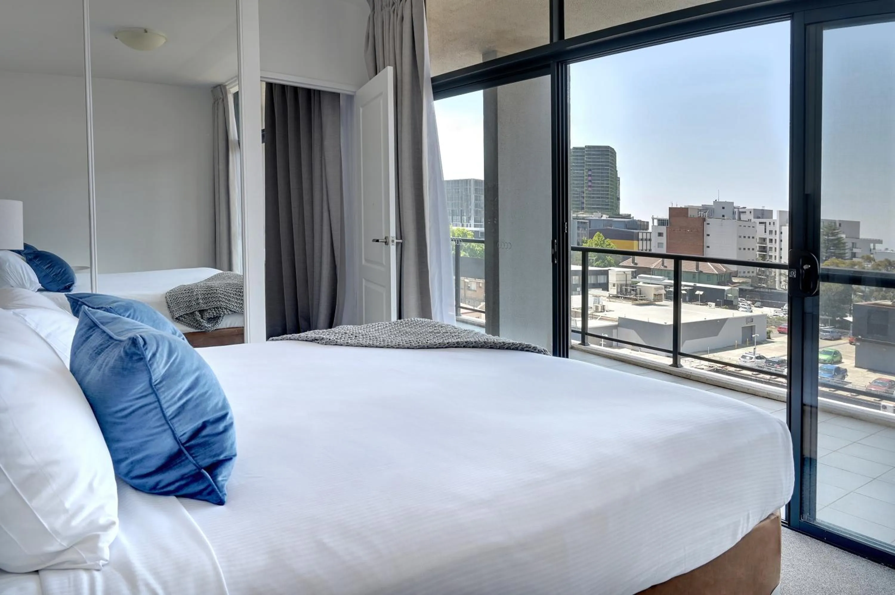 Balcony/Terrace, Bed in Mantra Wollongong