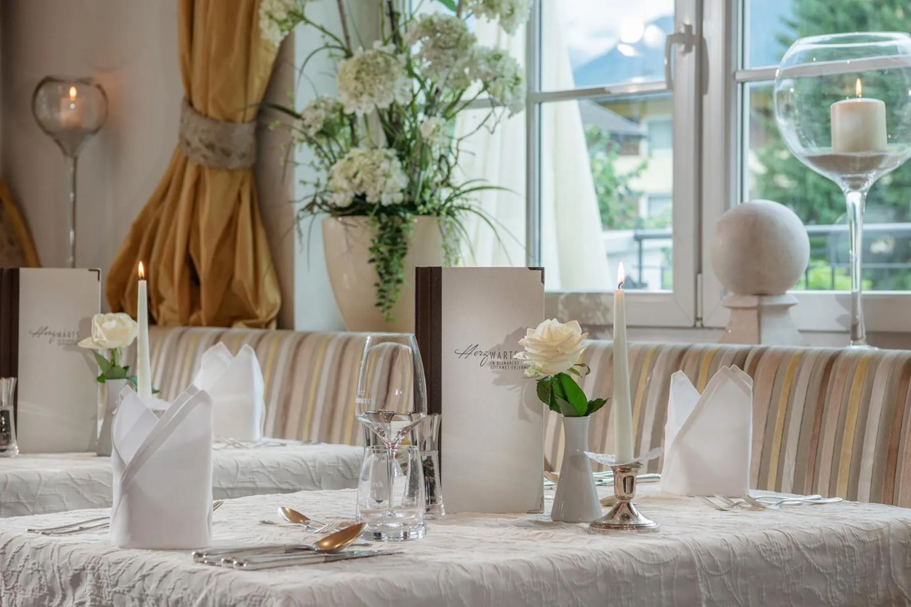 Restaurant/places to eat, Bed in Hotel Bismarck