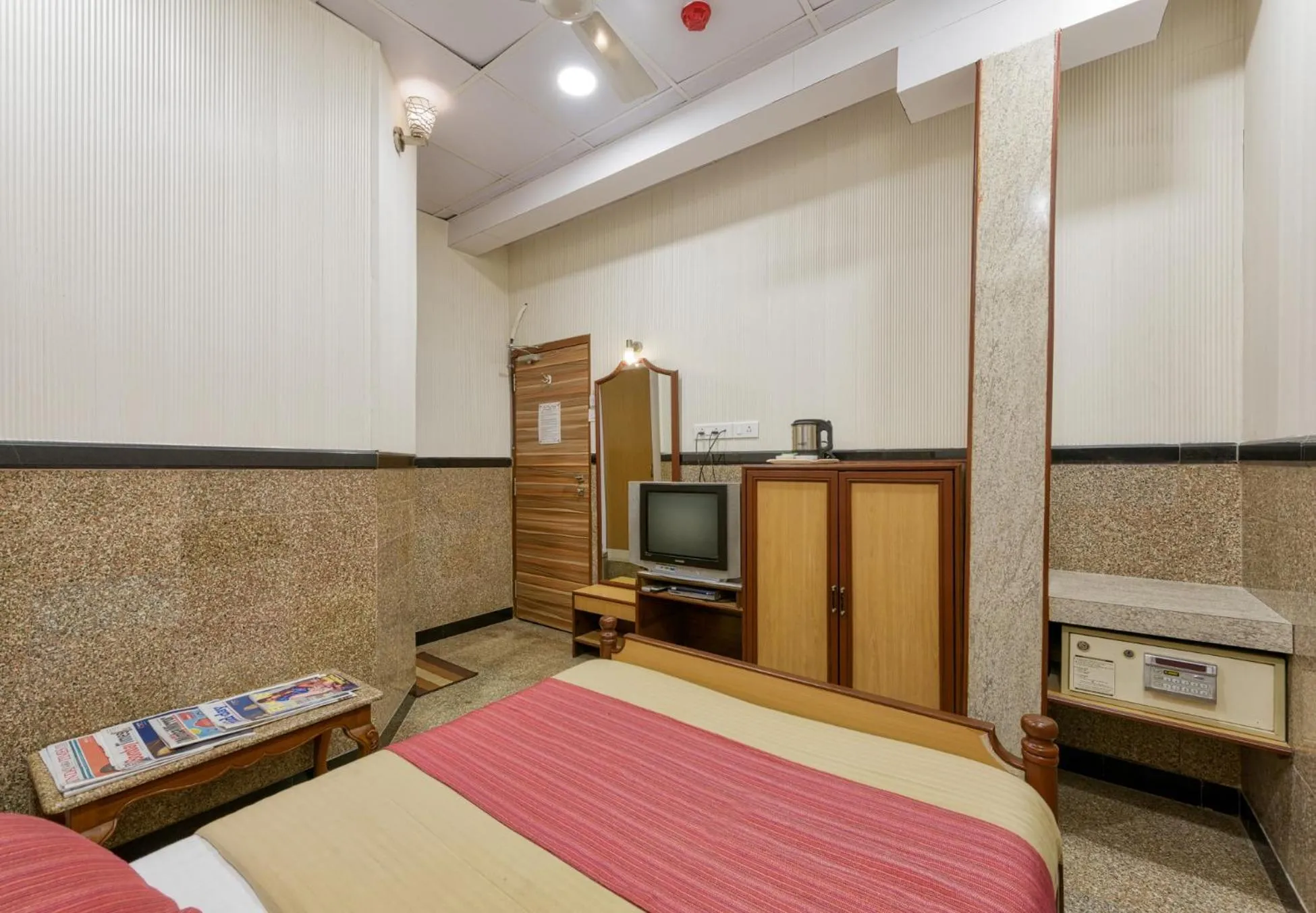 Photo of the whole room, Bed in Hotel Royal Castle