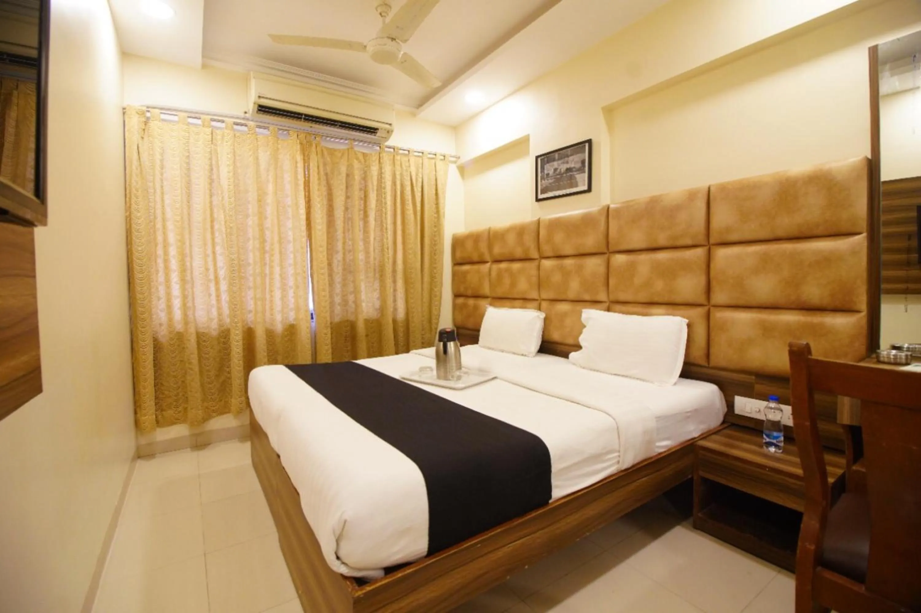 Bedroom, Bed in Hotel Mina International