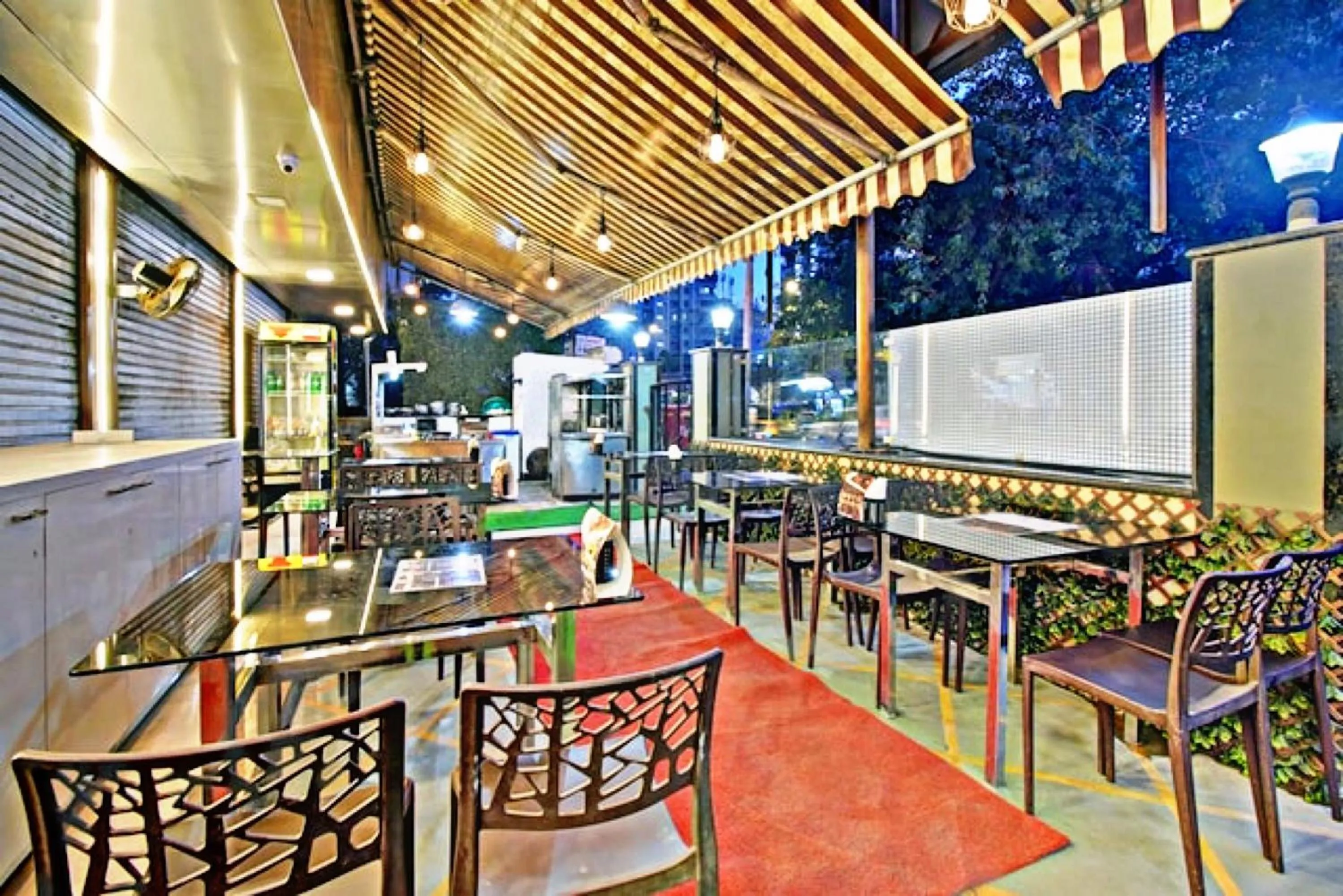 Restaurant/places to eat in Hotel Mina International