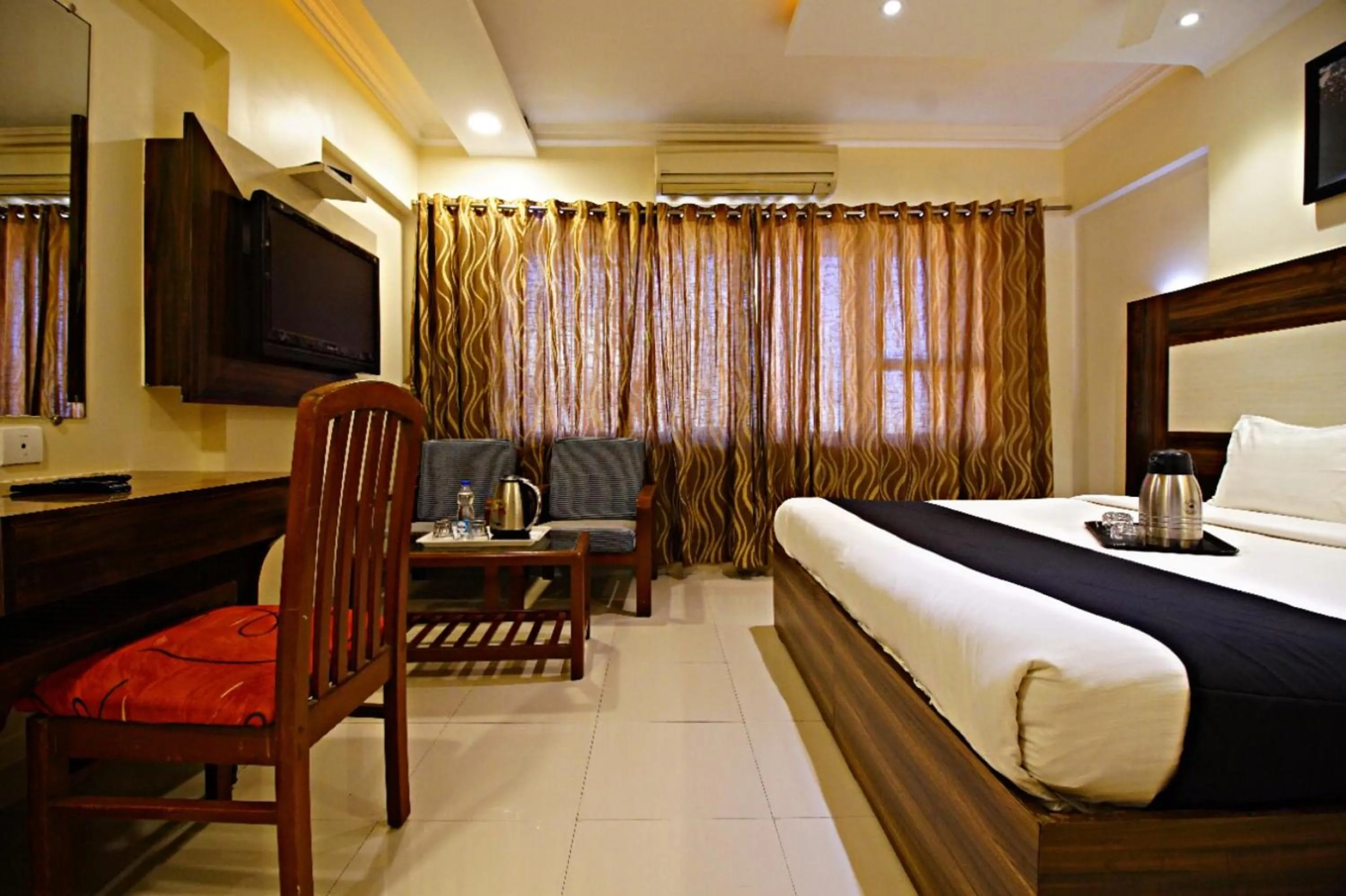 Bedroom, Bed in Hotel Mina International