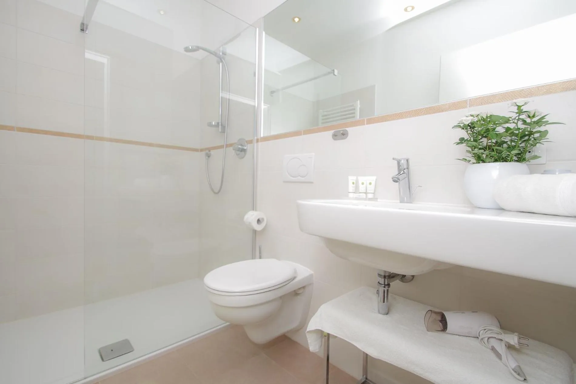 Shower in Residence Diana