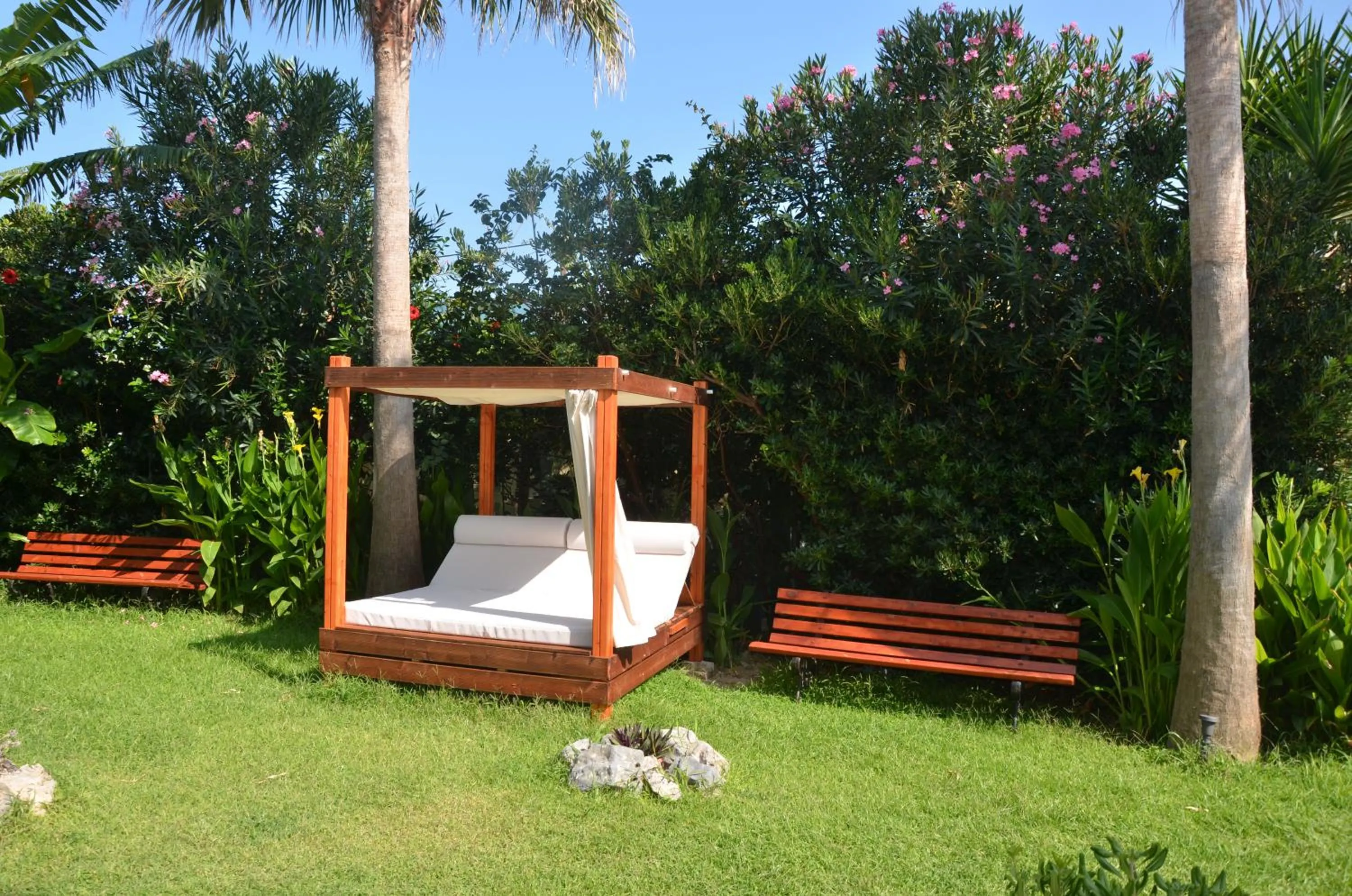 Garden in Thalassa Apartments