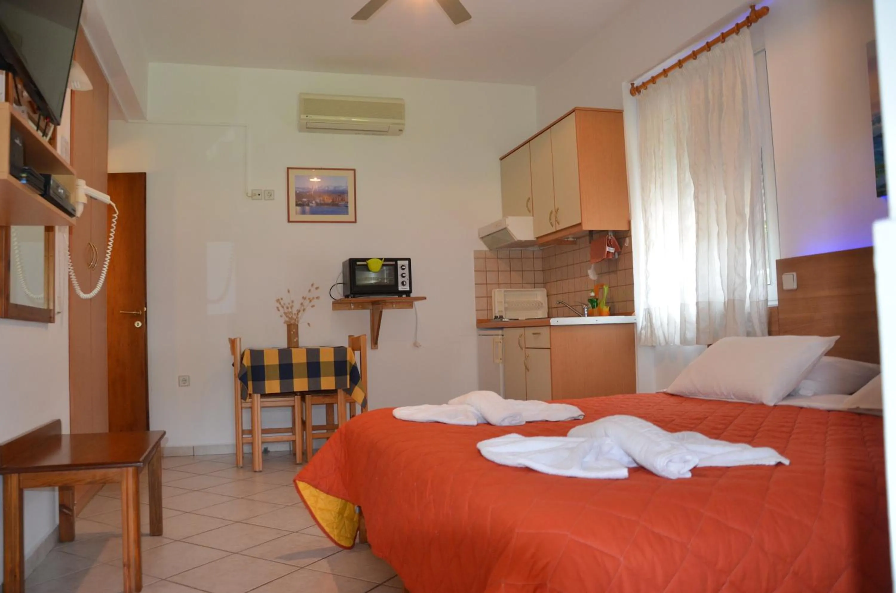TV and multimedia, Bed in Thalassa Apartments
