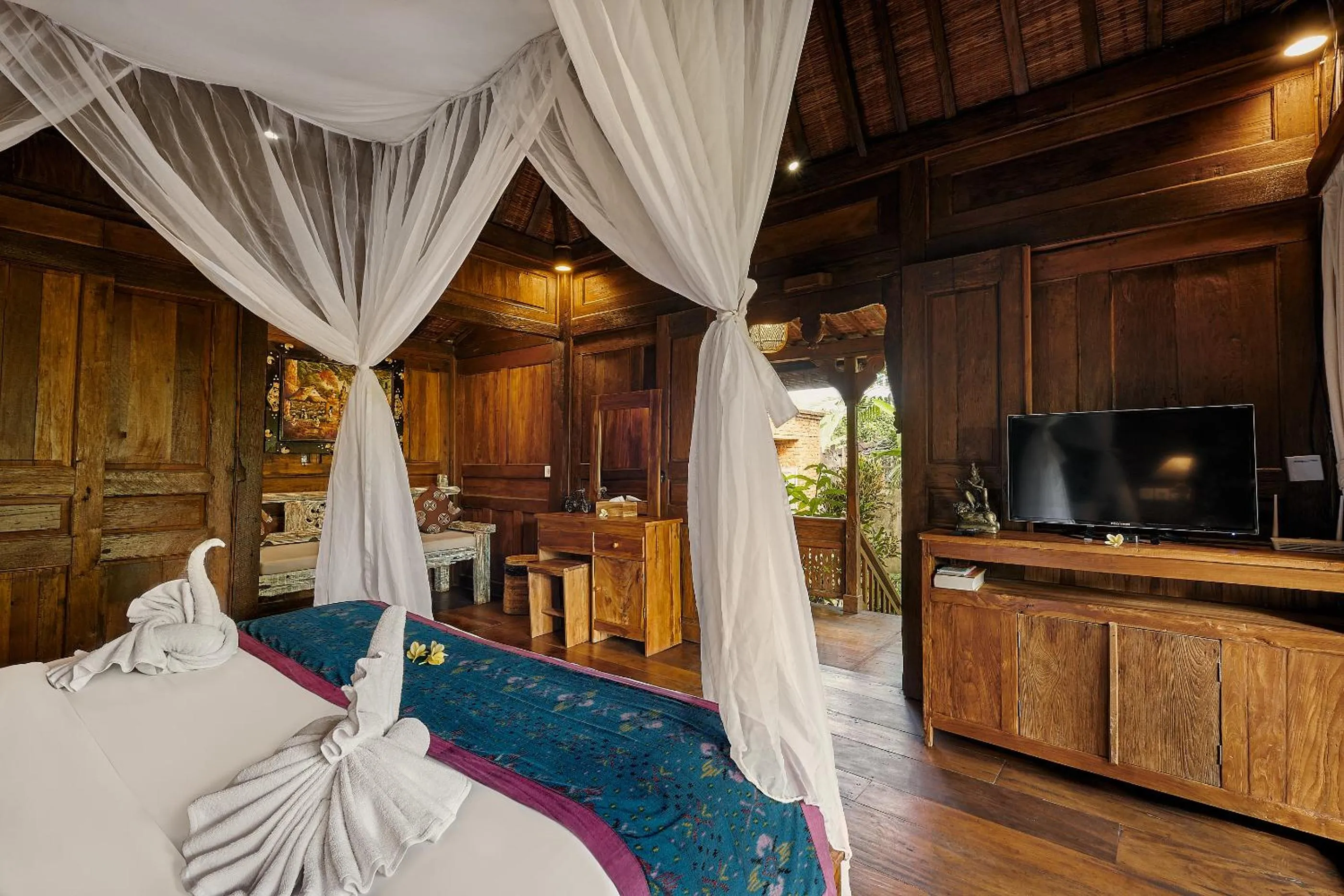 Bedroom in Kawan Antique Ubud Villa