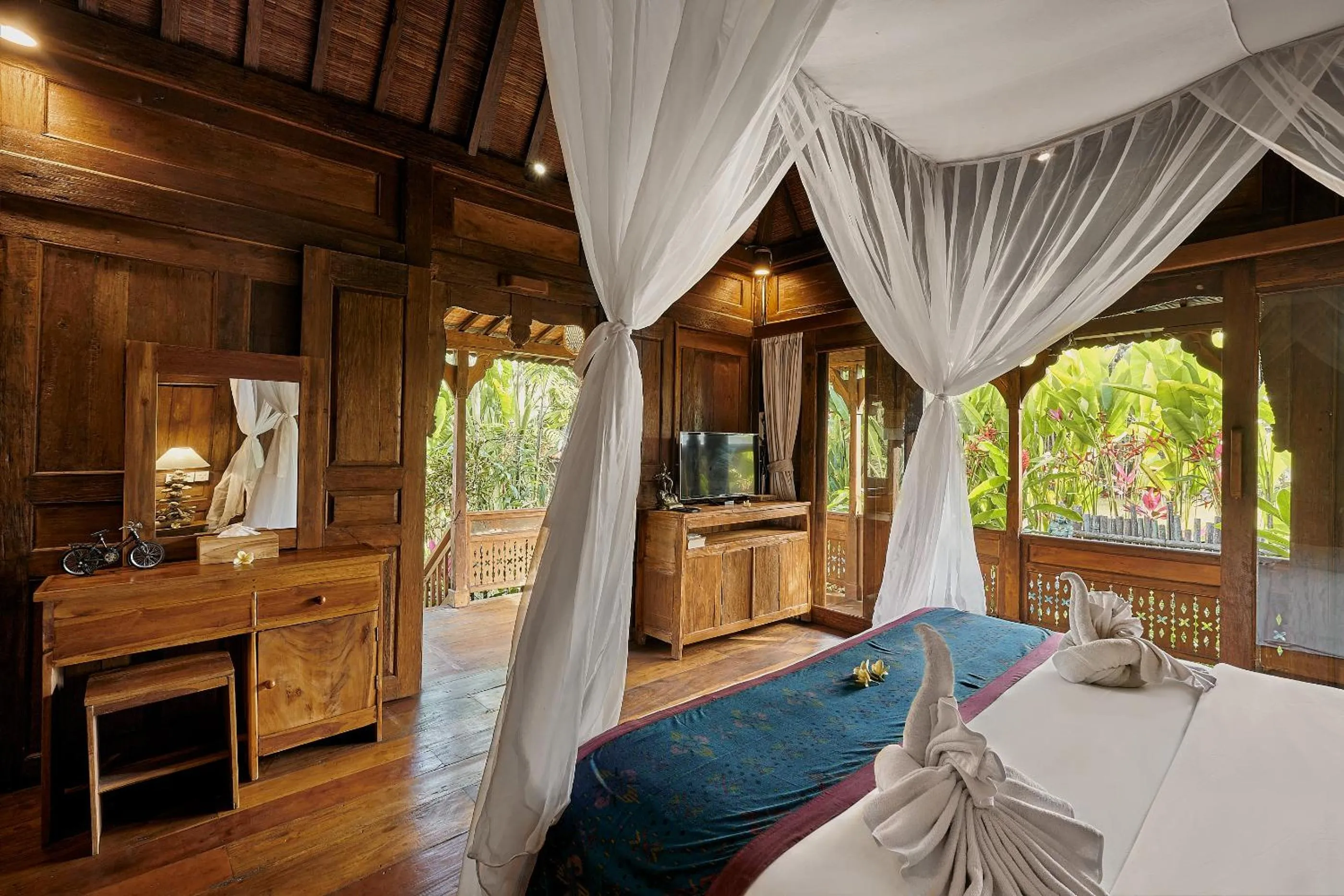 Bed in Kawan Antique Ubud Villa