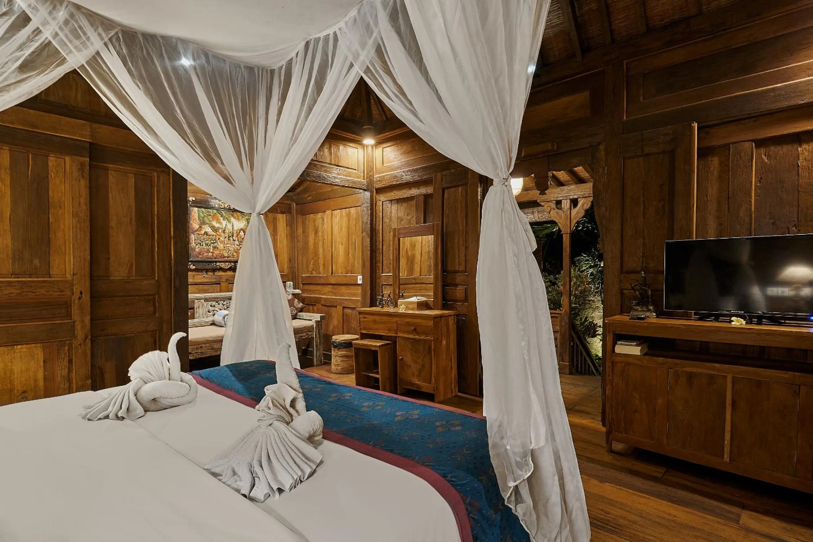 Bed in Kawan Antique Ubud Villa