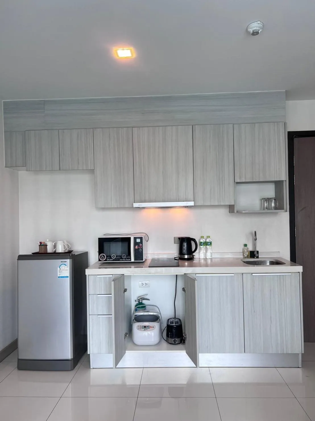 Kitchen or kitchenette in Locals Prio ChiangMai Central Airport Plaza