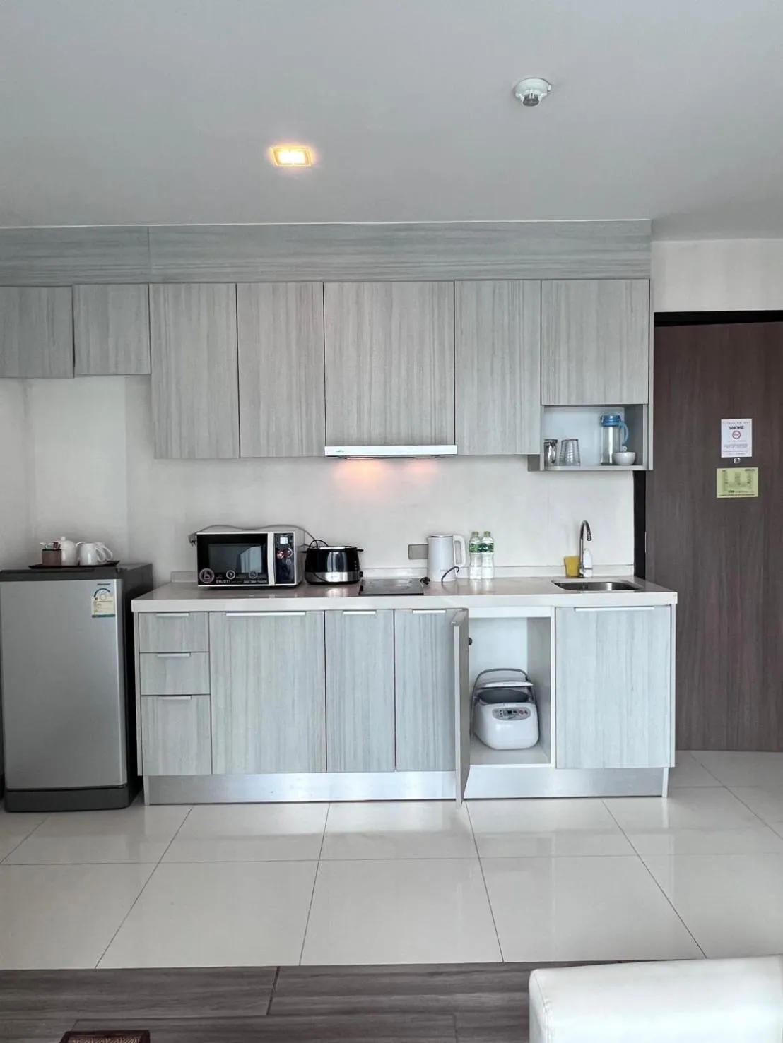 Kitchen or kitchenette in Locals Prio ChiangMai Central Airport Plaza