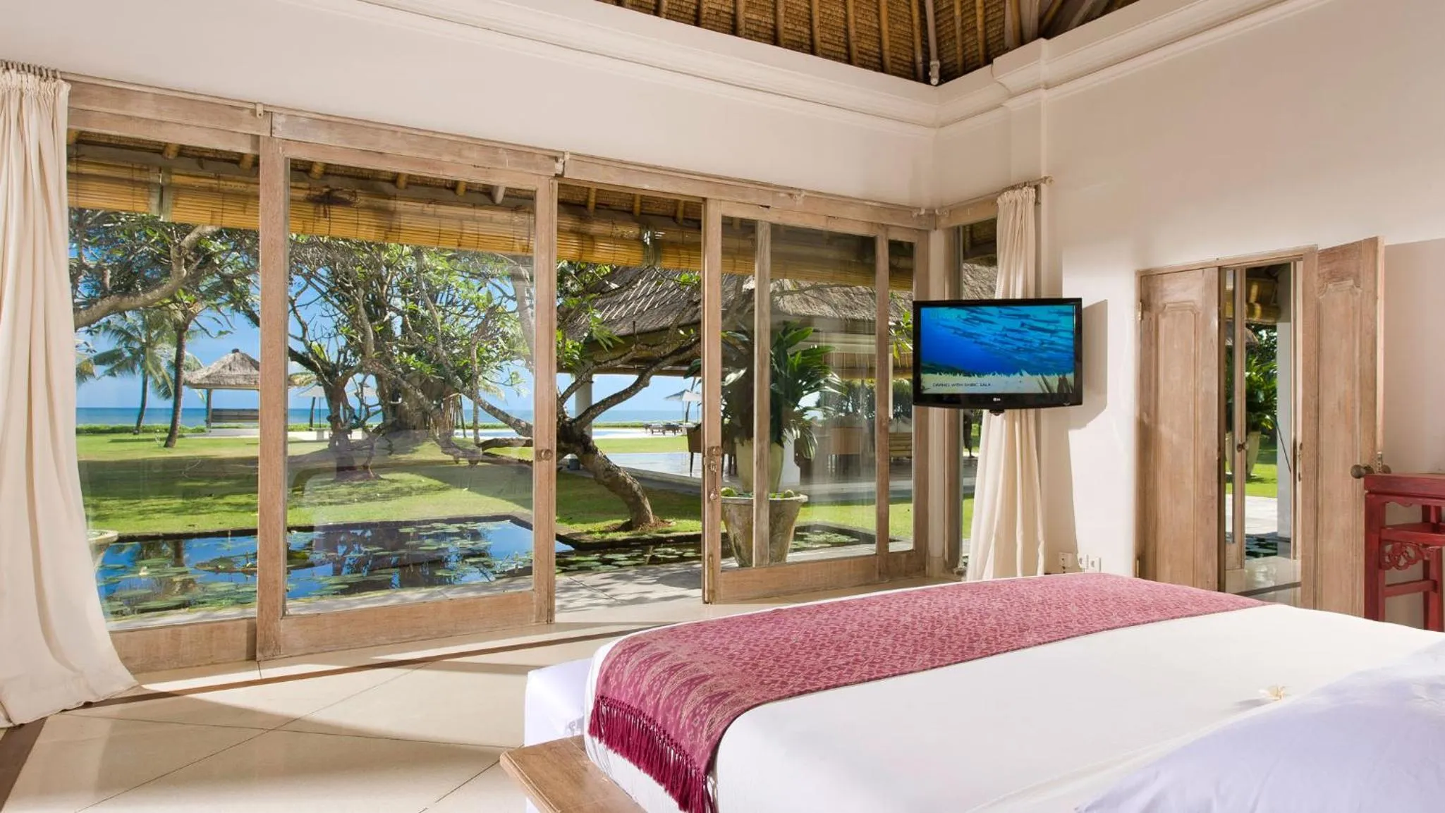 TV and multimedia, Bed in Villa Atas Ombak