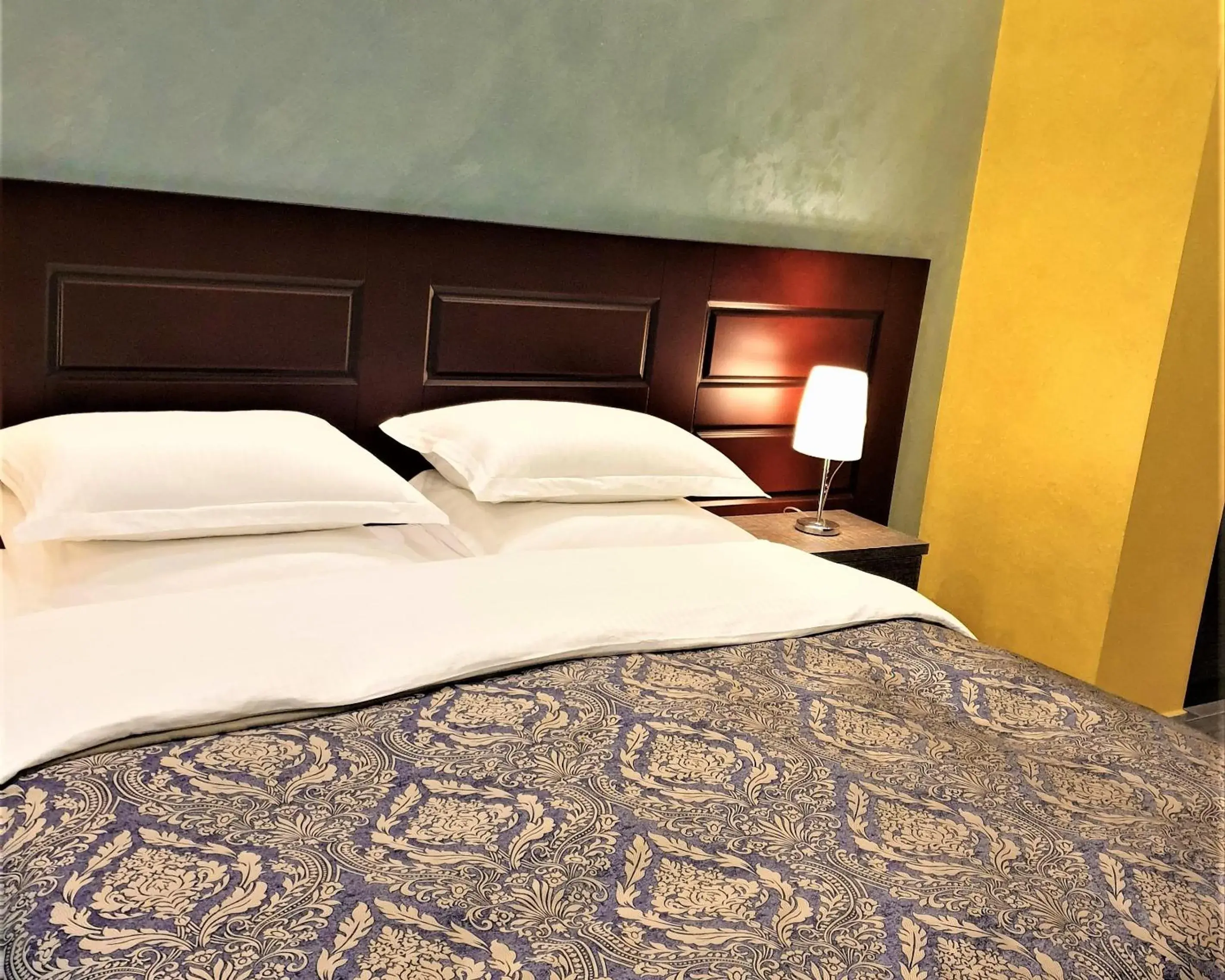 Deluxe King Room - single occupancy in Comfort Hotel Deluxe King Room - single occupancy in Comfort Hotel