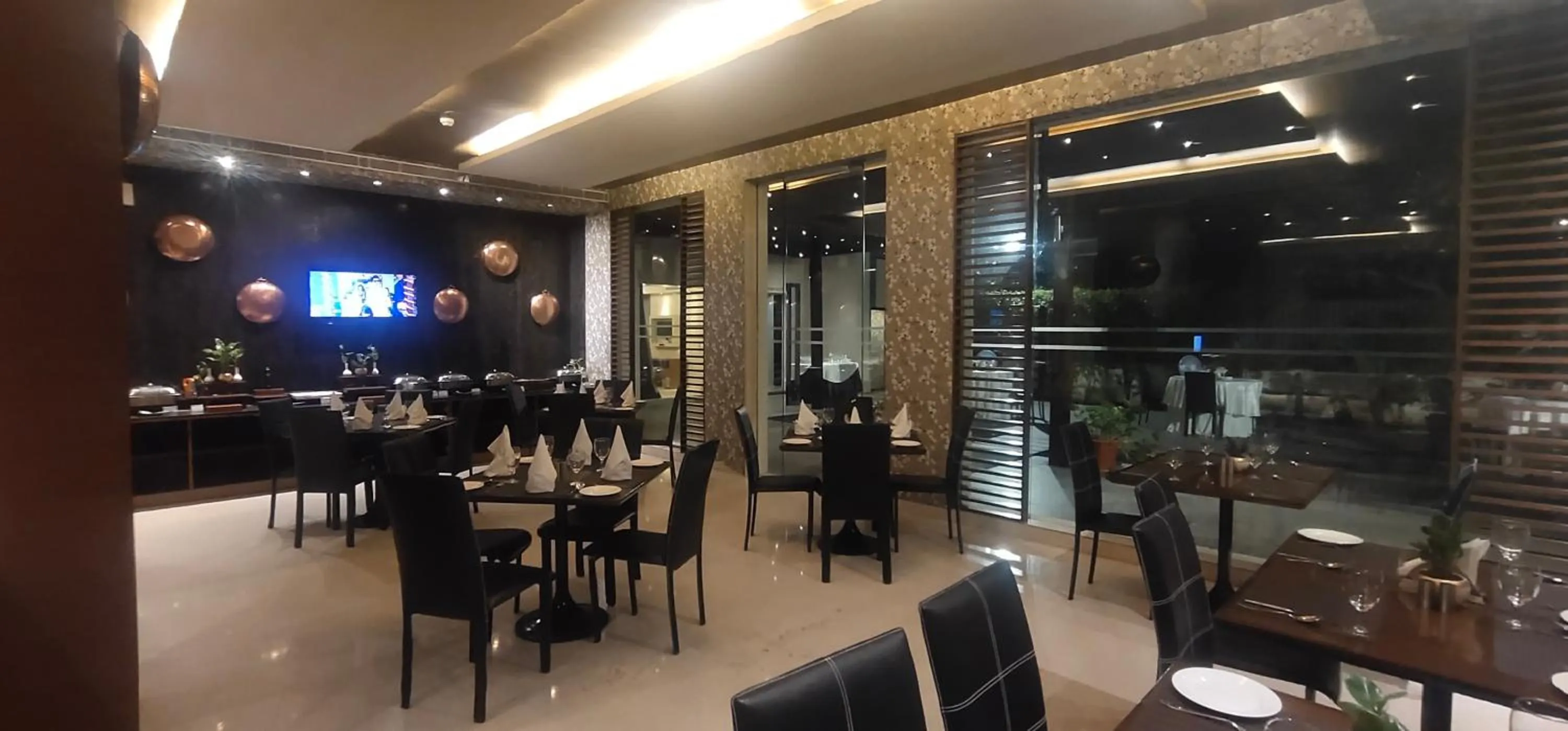Restaurant/places to eat in Udman Hotel Panchshila Park