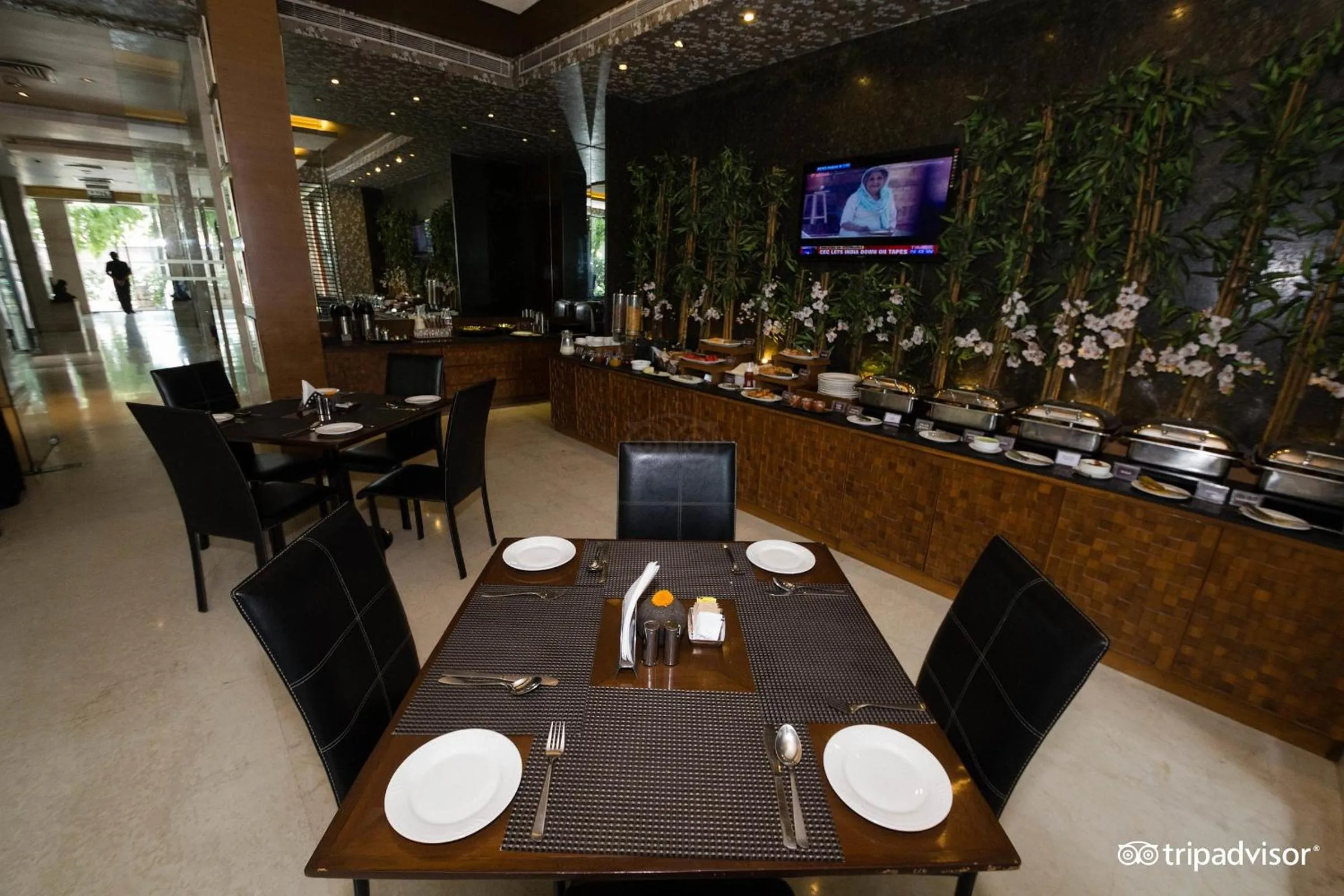 Restaurant/places to eat in Udman Hotel Panchshila Park