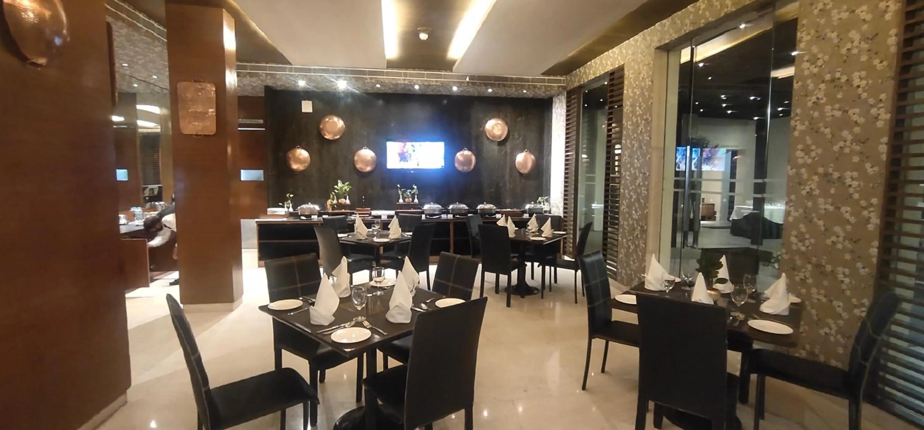 Restaurant/places to eat in Udman Hotel Panchshila Park