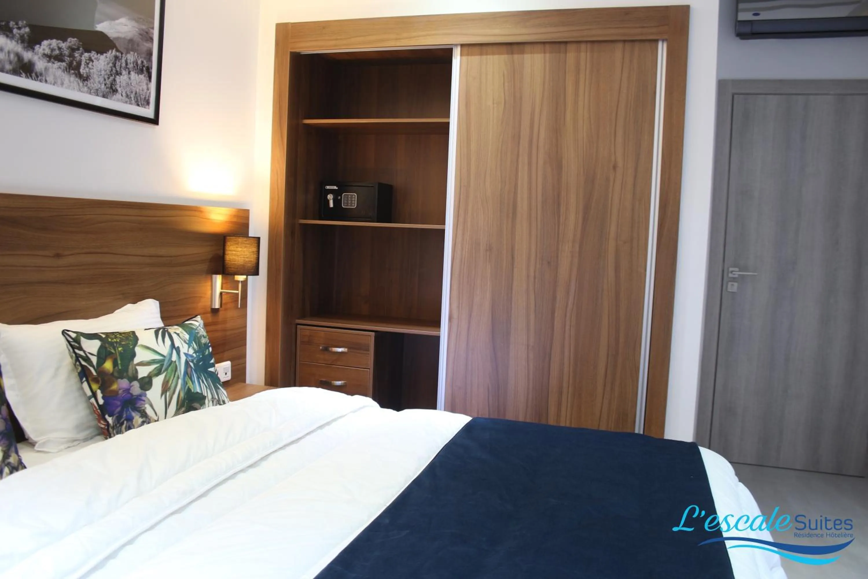 Bed in L'escale Suites Résidence Hôtelière By 7AV HOTELS