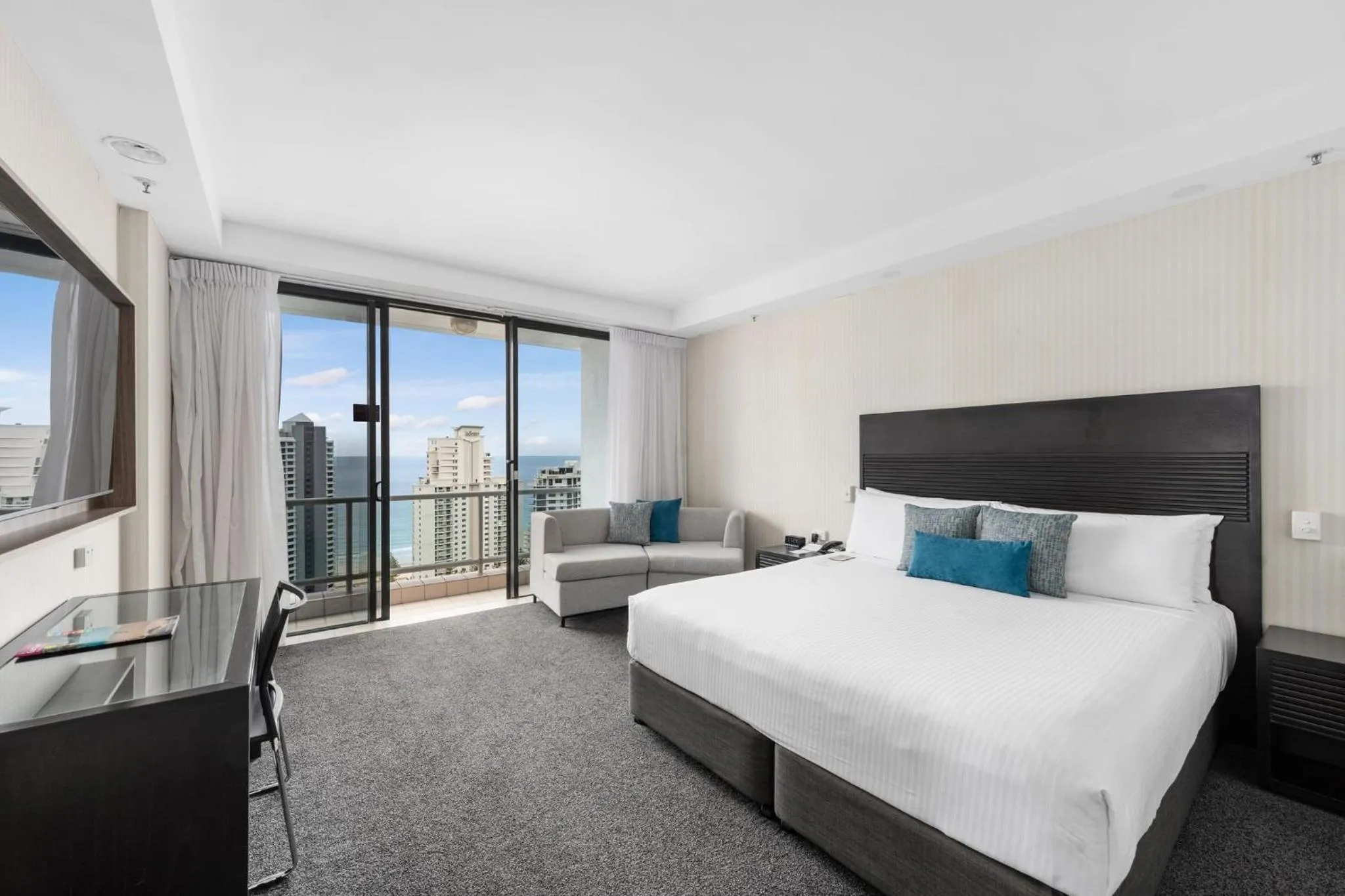 Photo of the whole room, Bed in Crowne Plaza Surfers Paradise by IHG