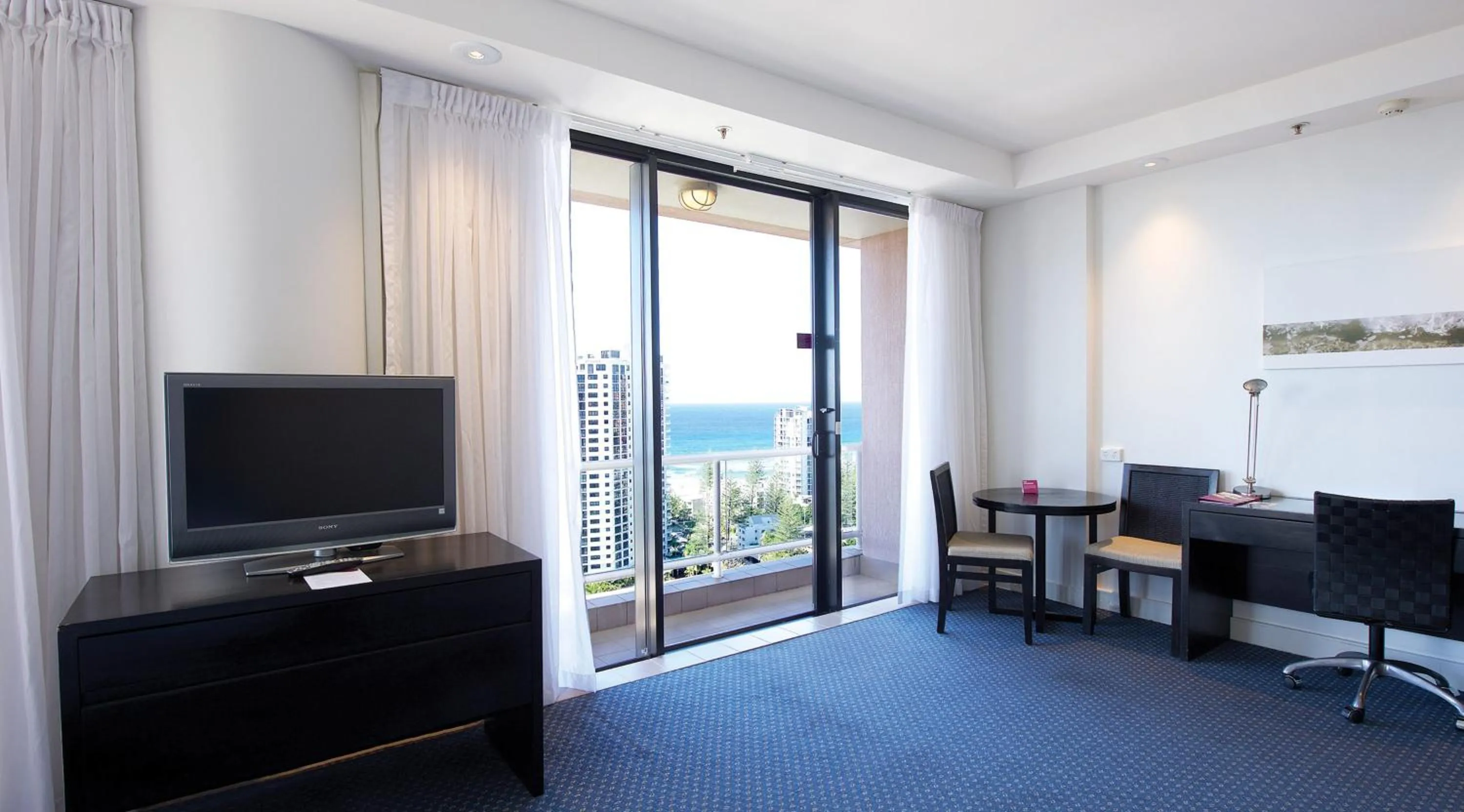 Photo of the whole room in Crowne Plaza Surfers Paradise by IHG