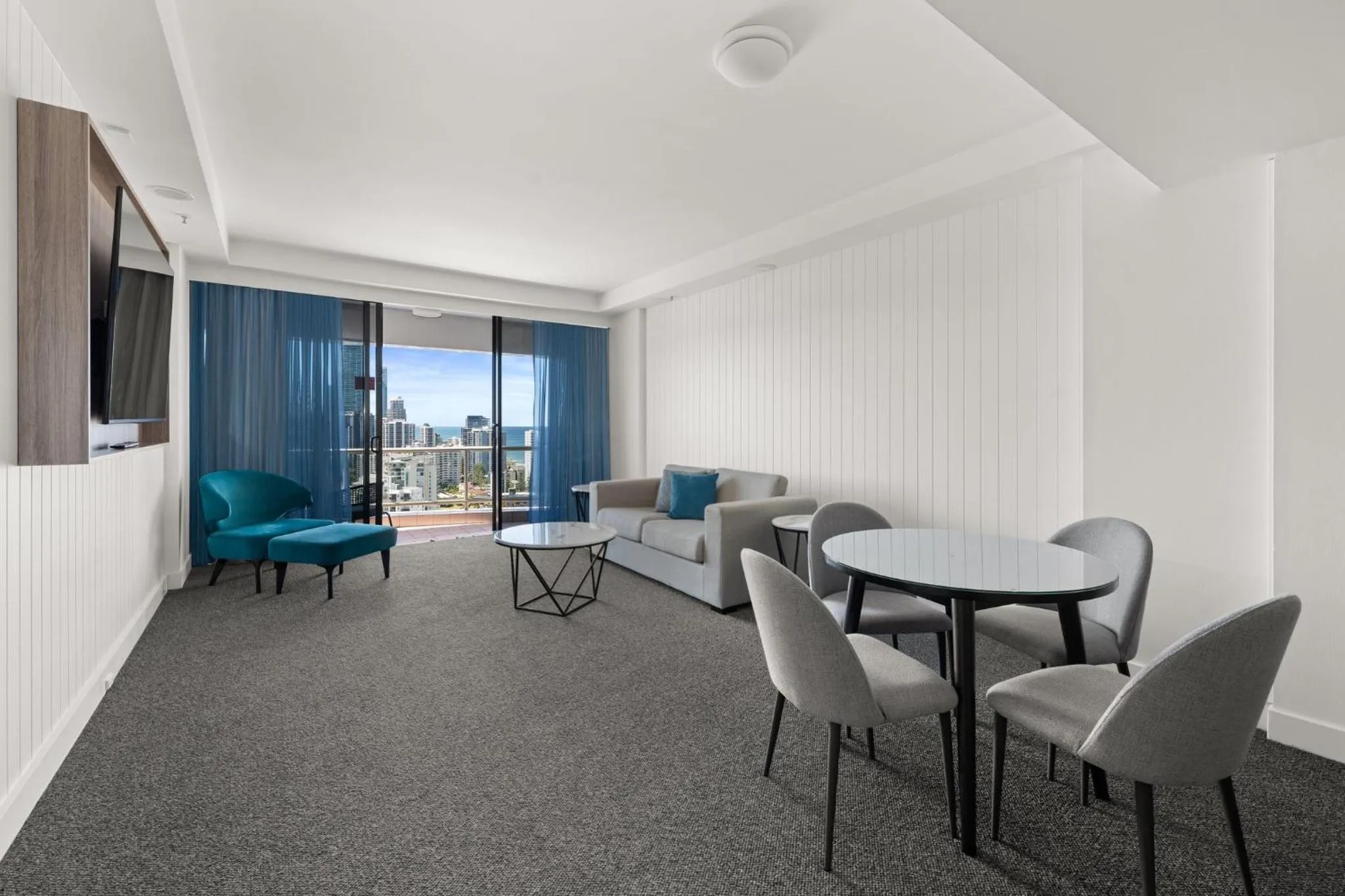 Bedroom in Crowne Plaza Surfers Paradise by IHG