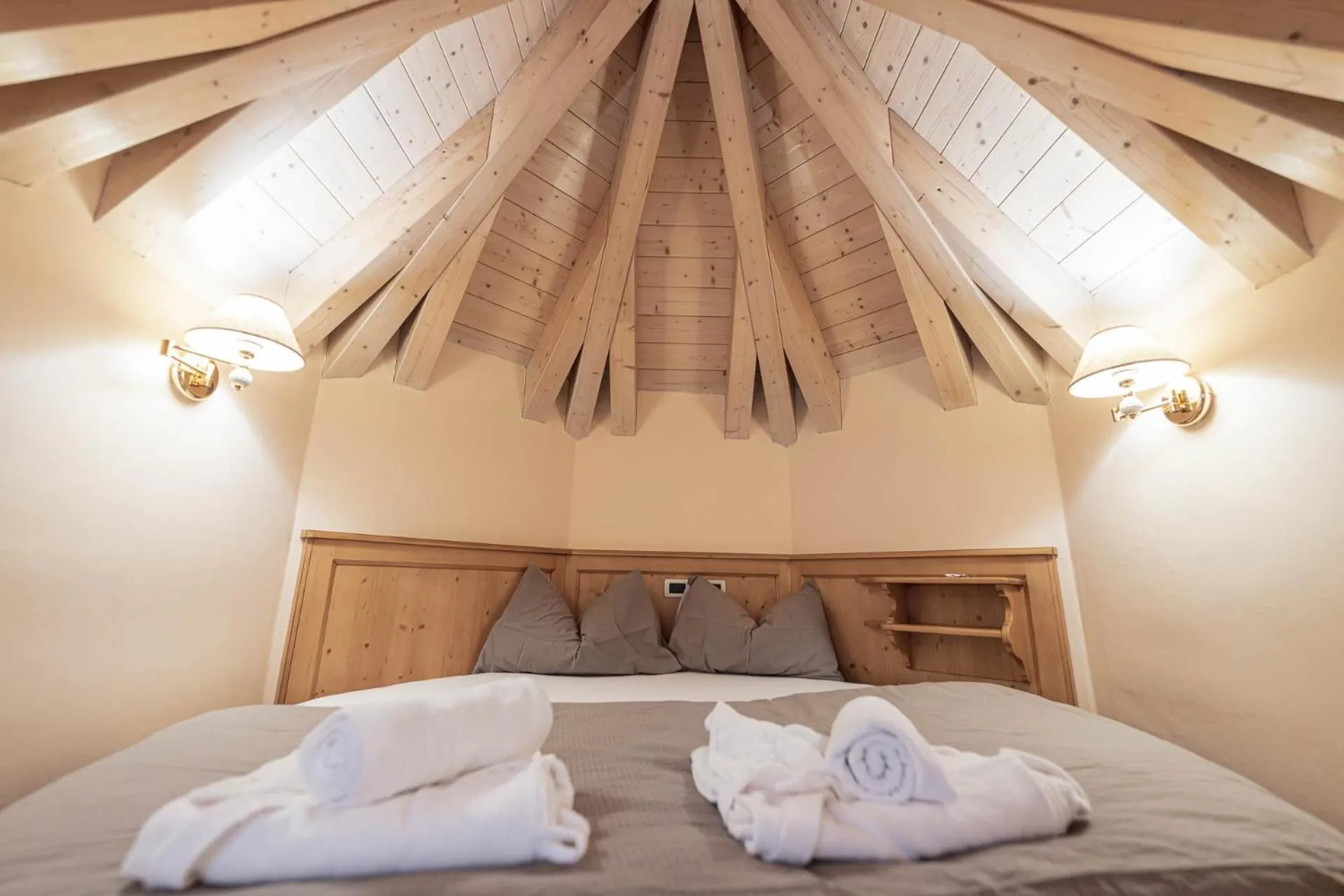 Decorative detail, Bed in Albergo Conturina