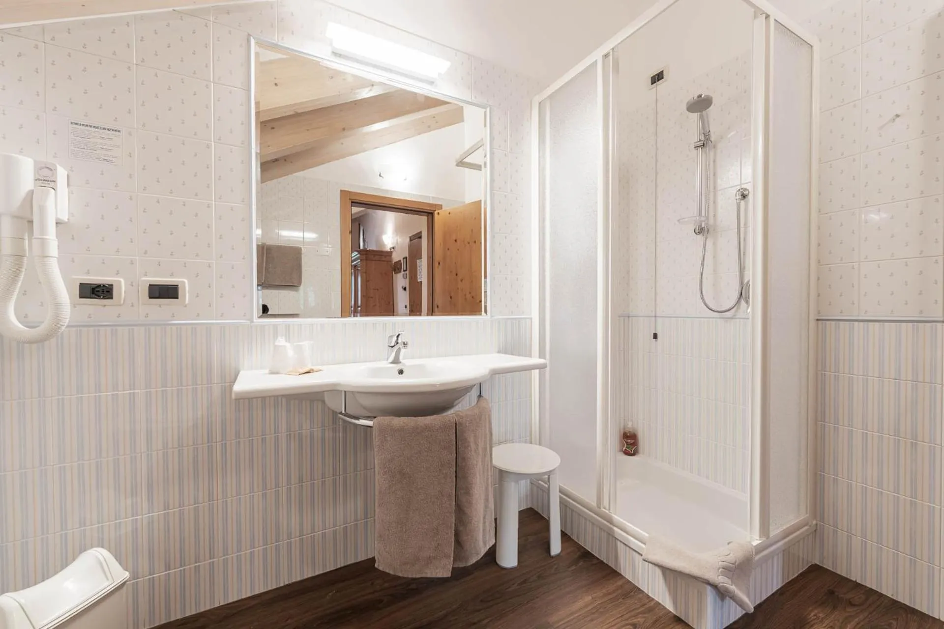 Bathroom in Albergo Conturina