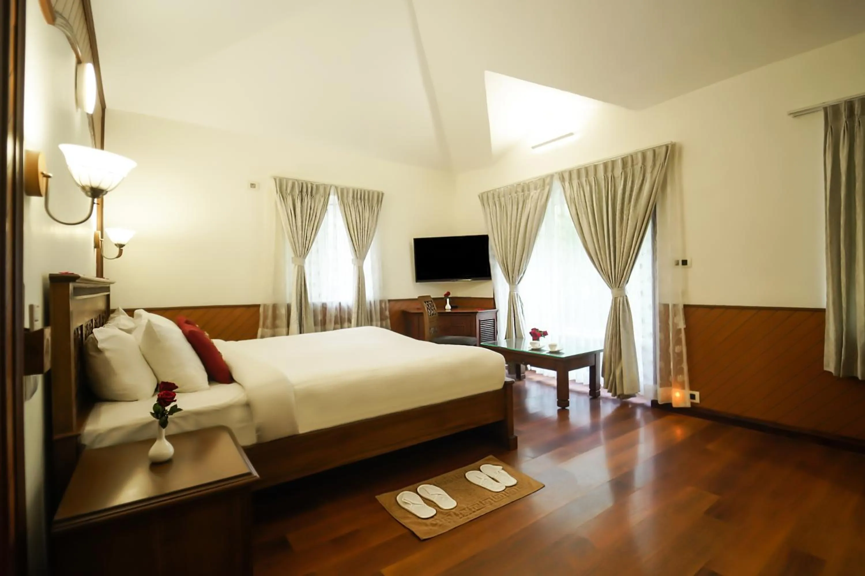 Communal lounge/ TV room, Bed in JC Residency