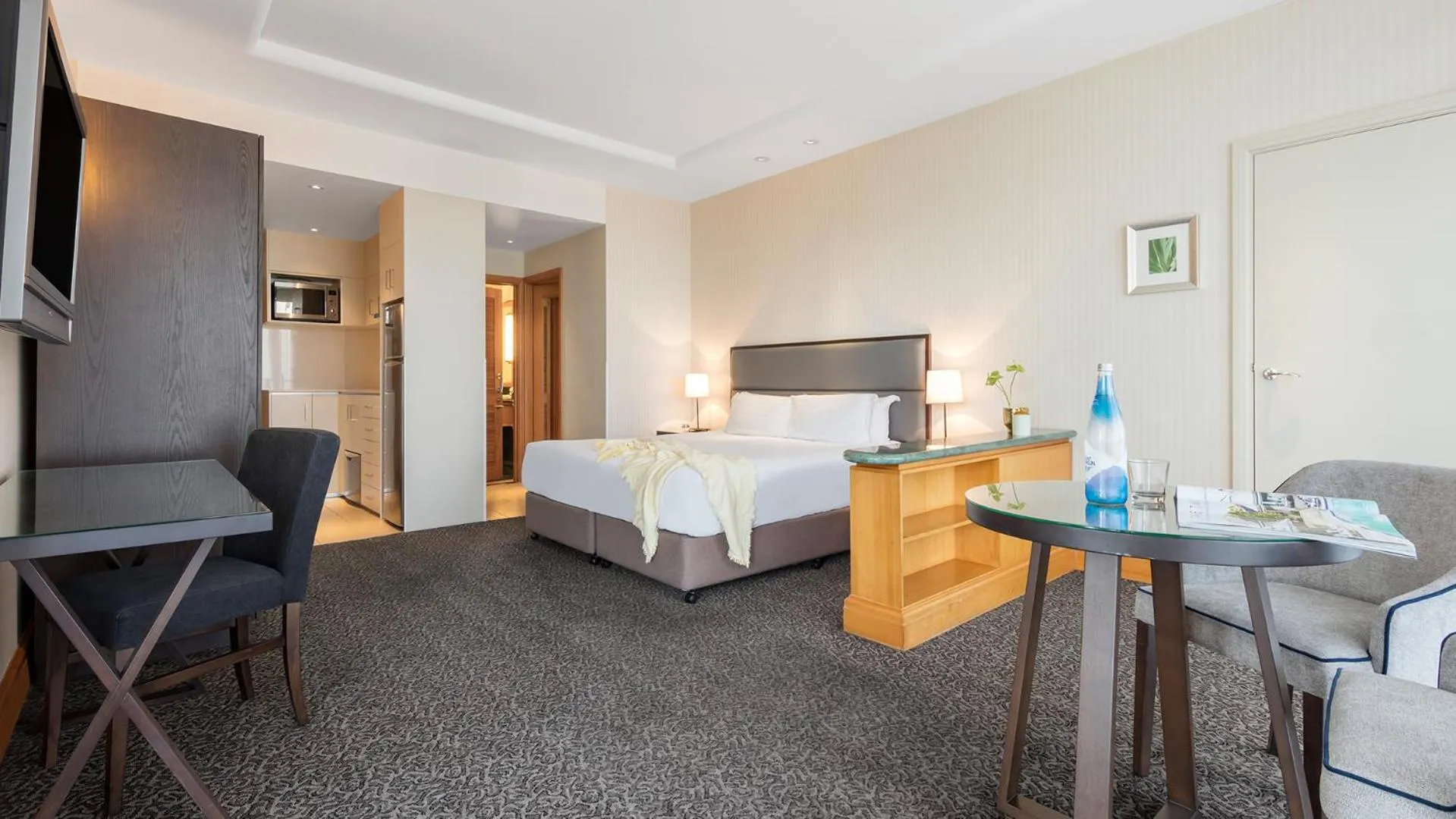 Kitchen or kitchenette, Bed in Oaks Gold Coast Hotel