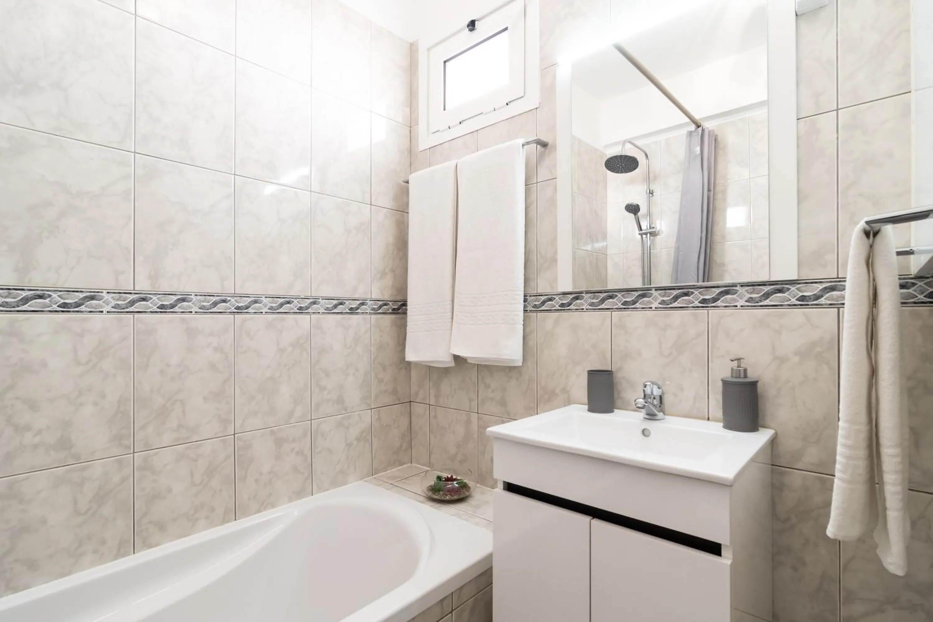 Bathroom in Pereira Place