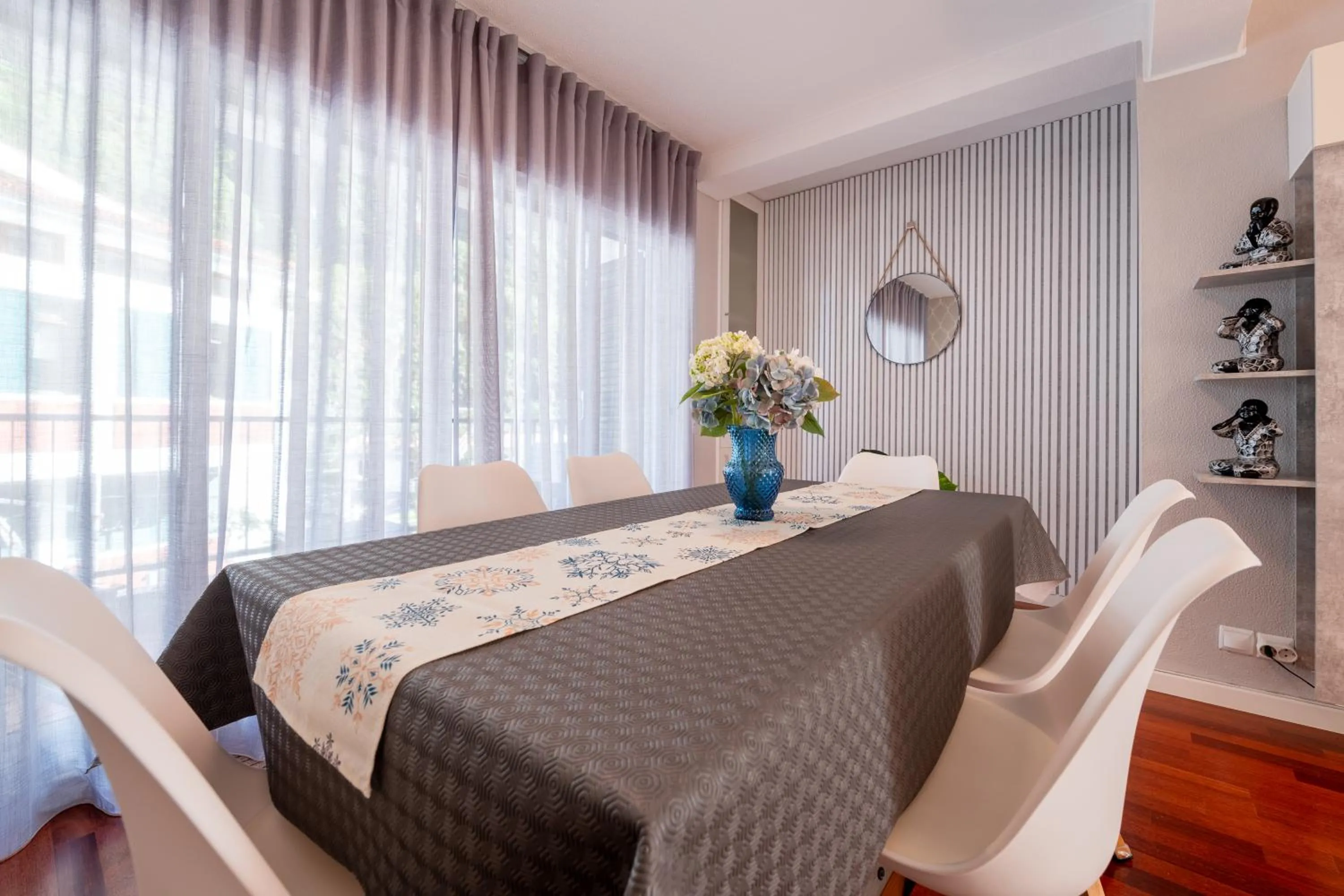 Living room, Bed in Pereira Place