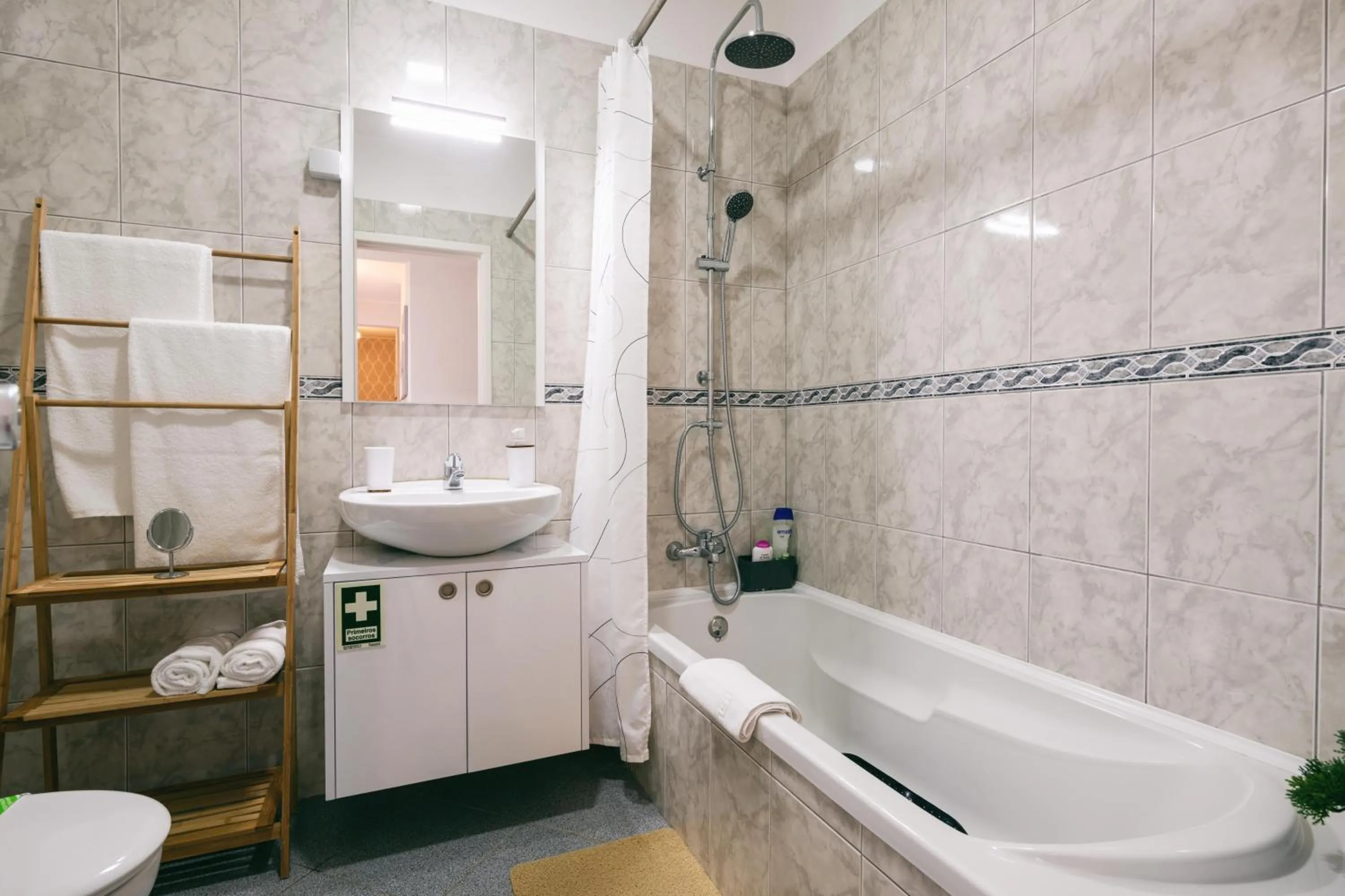 Shower in Pereira Place