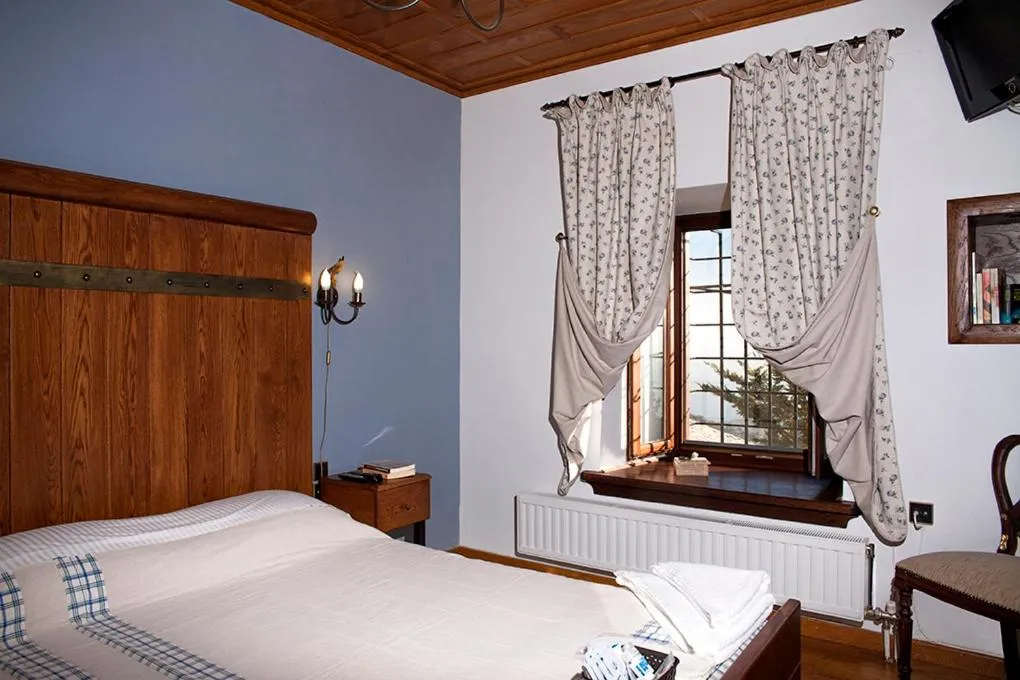 Photo of the whole room, Bed in Archontiko Koilia