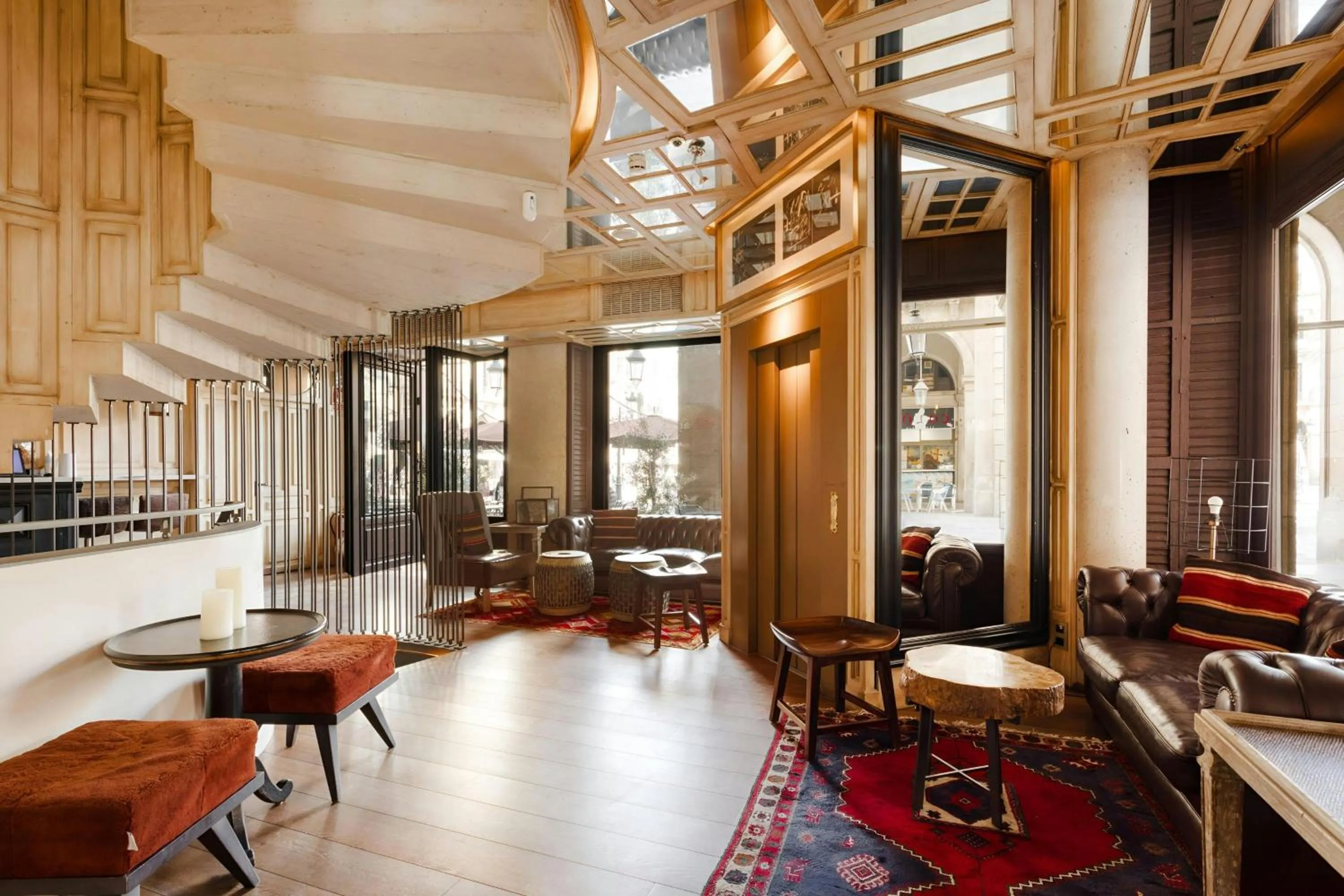 Lounge or bar in DO Plaça Reial Hotel Gothic Quarter, Sonder by Marriott Bonvoy