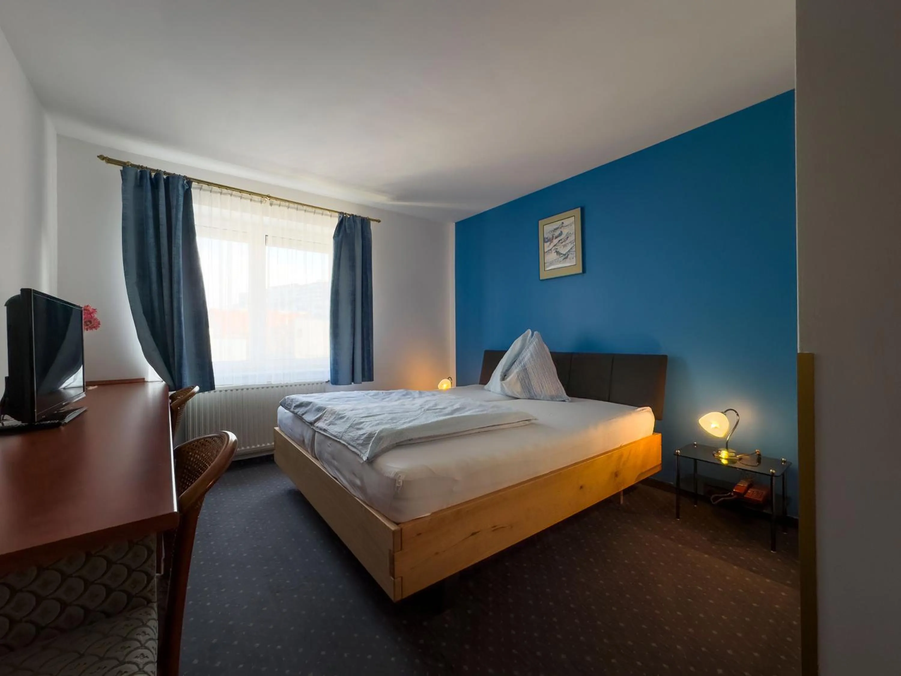 Photo of the whole room, Bed in Pension Erlaa