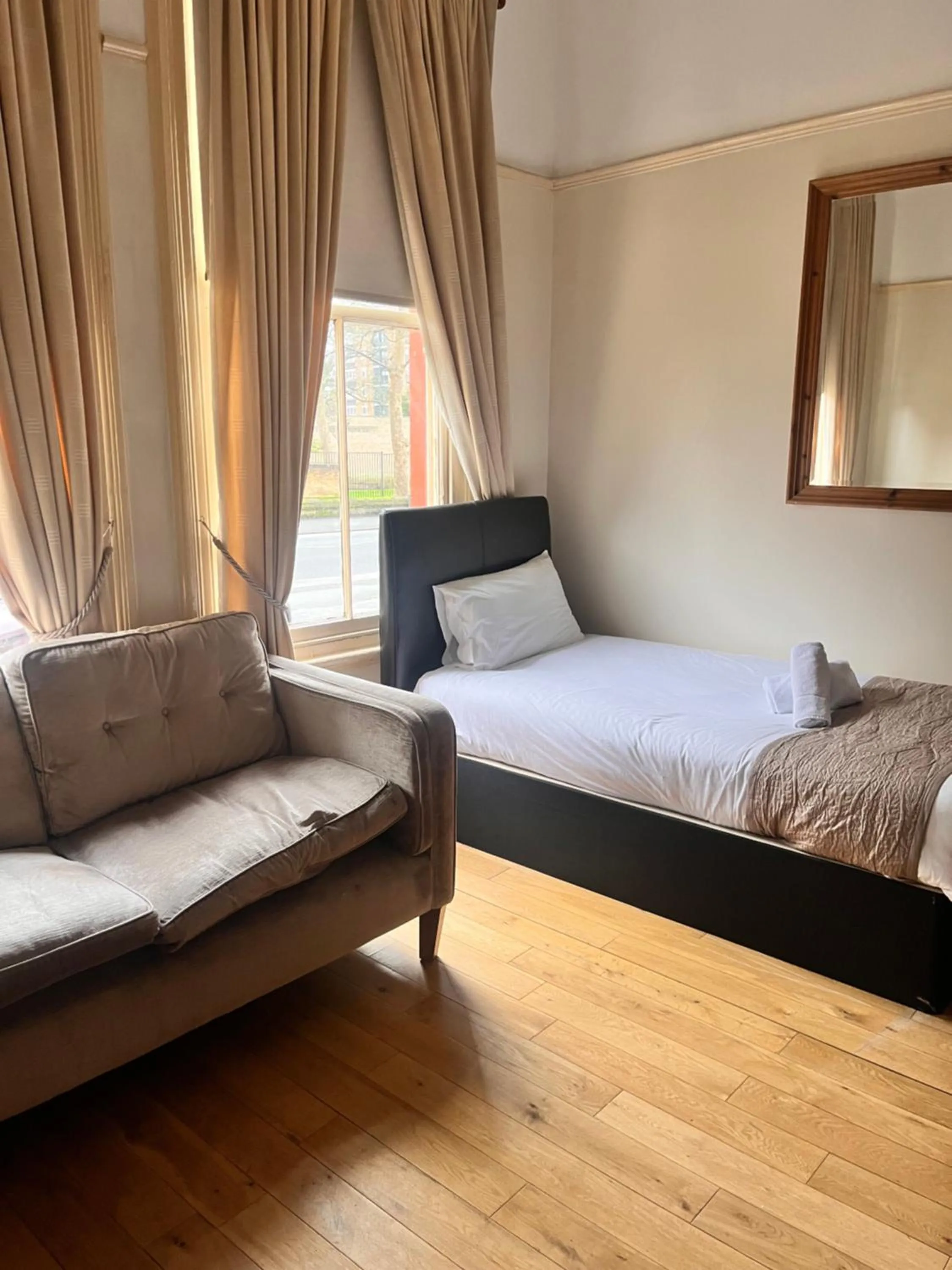 Bedroom, Bed in Ullet Suites