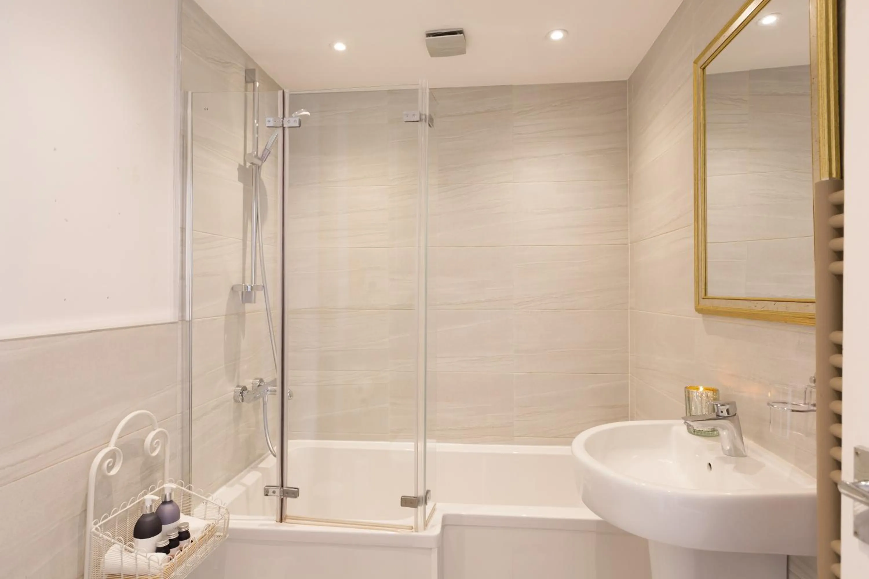 Shower in Warkworth House Hotel