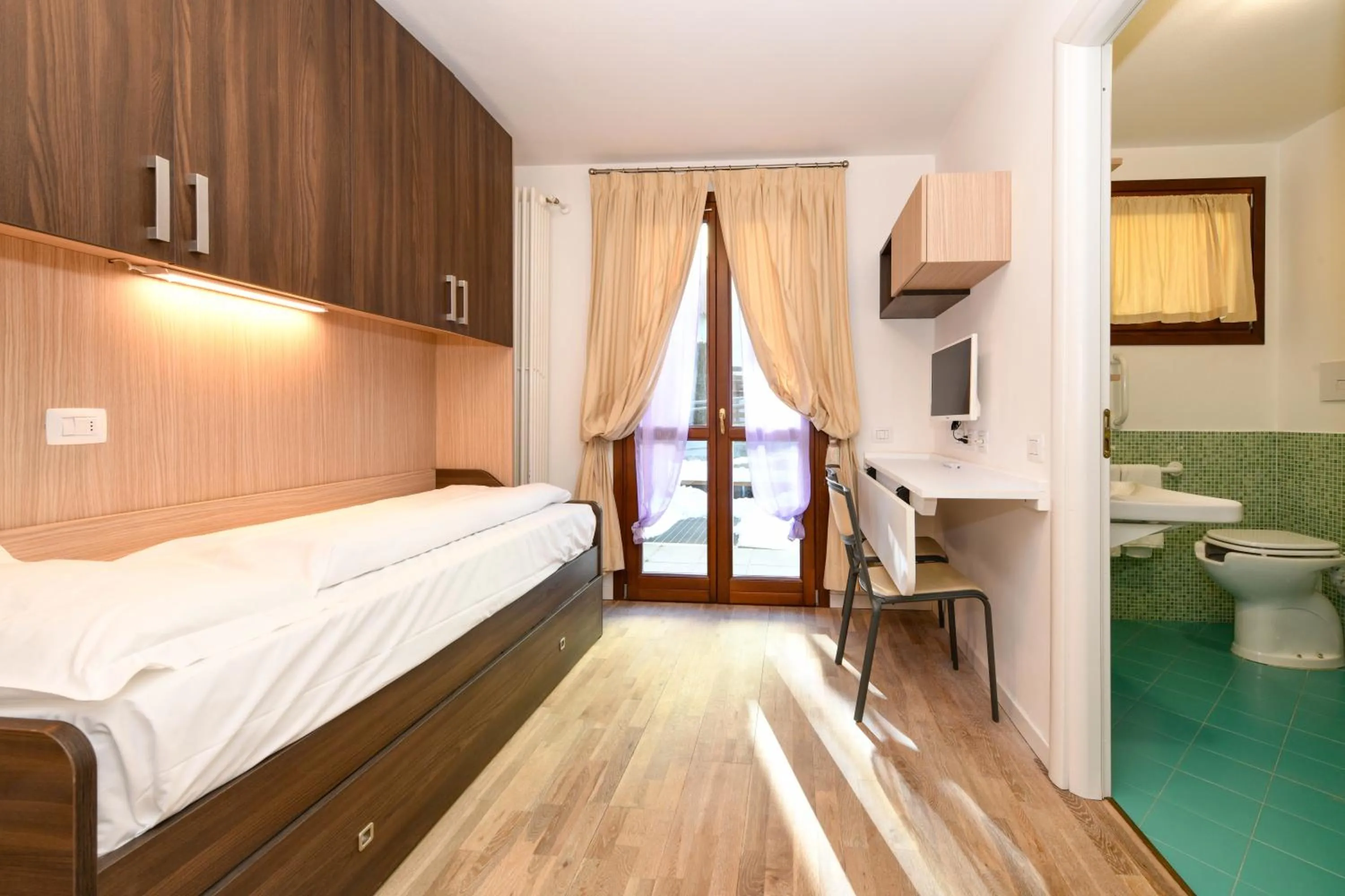 Photo of the whole room, Bed in Residence Rta La Rosa delle Dolomiti