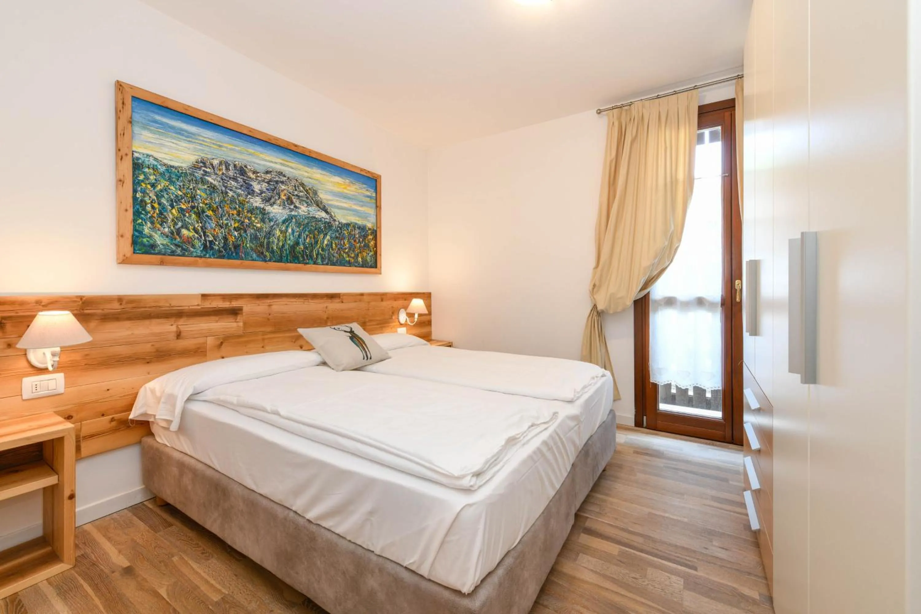 Photo of the whole room, Bed in Residence Rta La Rosa delle Dolomiti