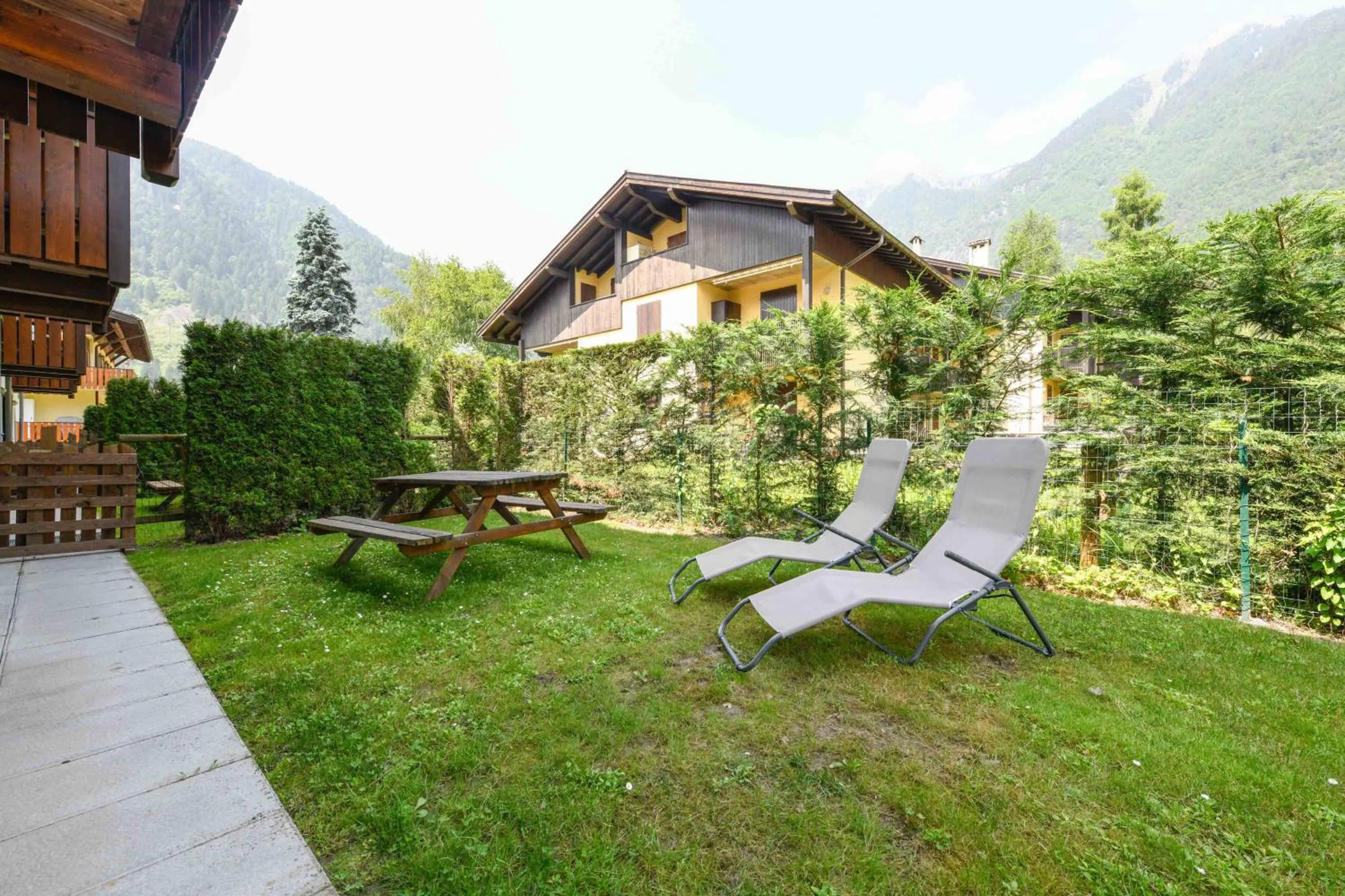 Garden view in Residence Rta La Rosa delle Dolomiti