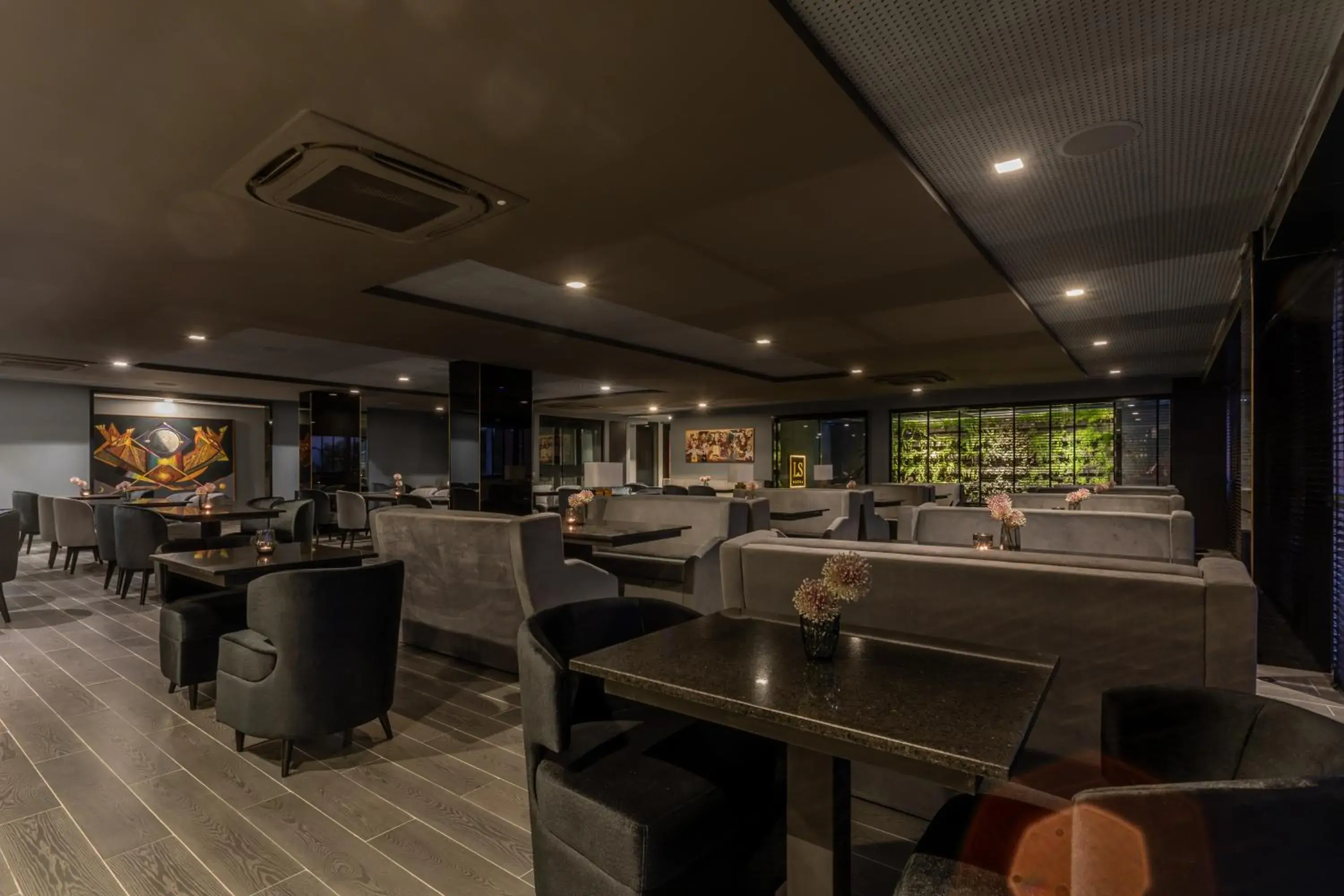 Restaurant/places to eat in LS Hotel Restaurant/places to eat in LS Hotel