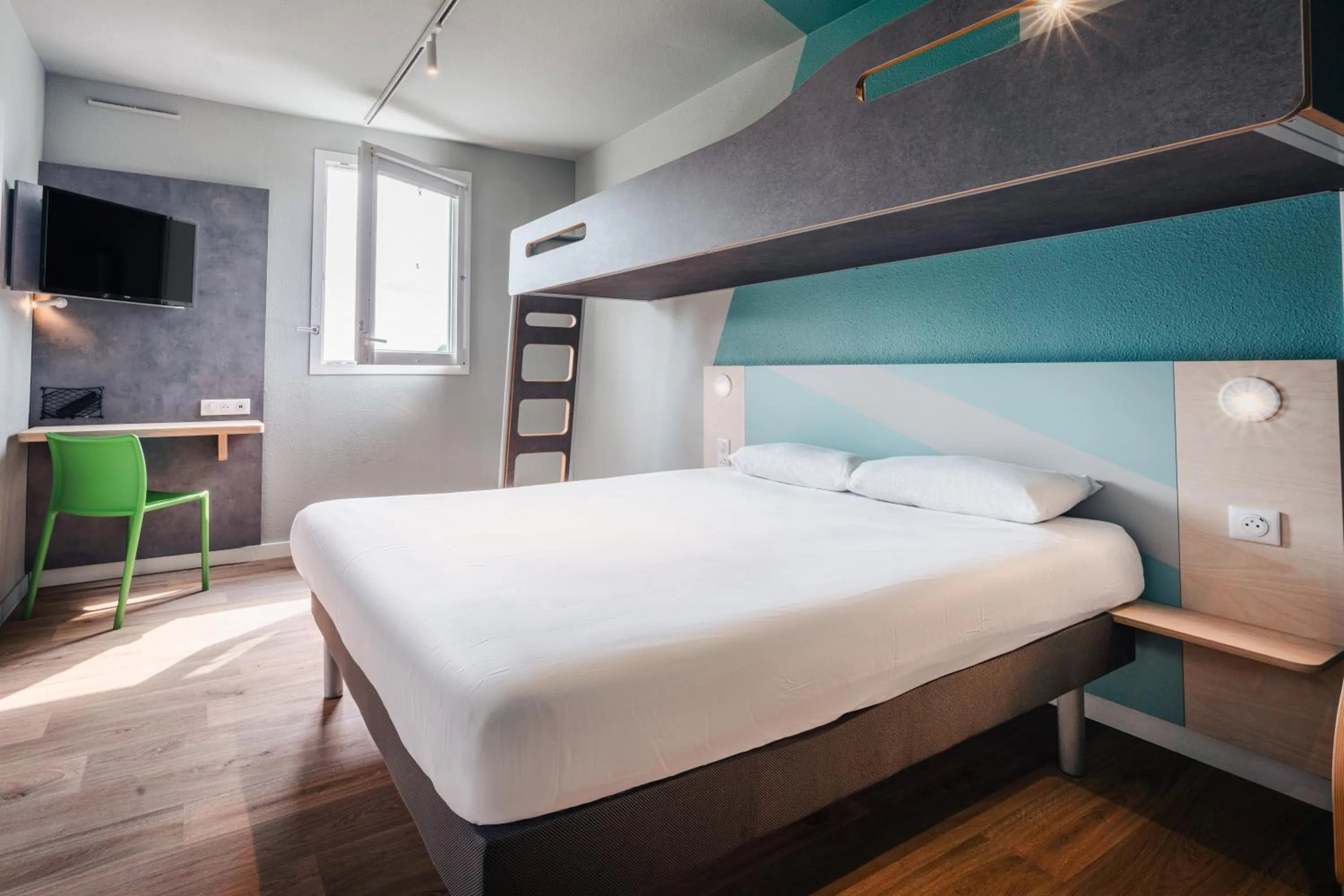 Photo of the whole room, Bed in ibis budget Rennes Route de Saint Malo