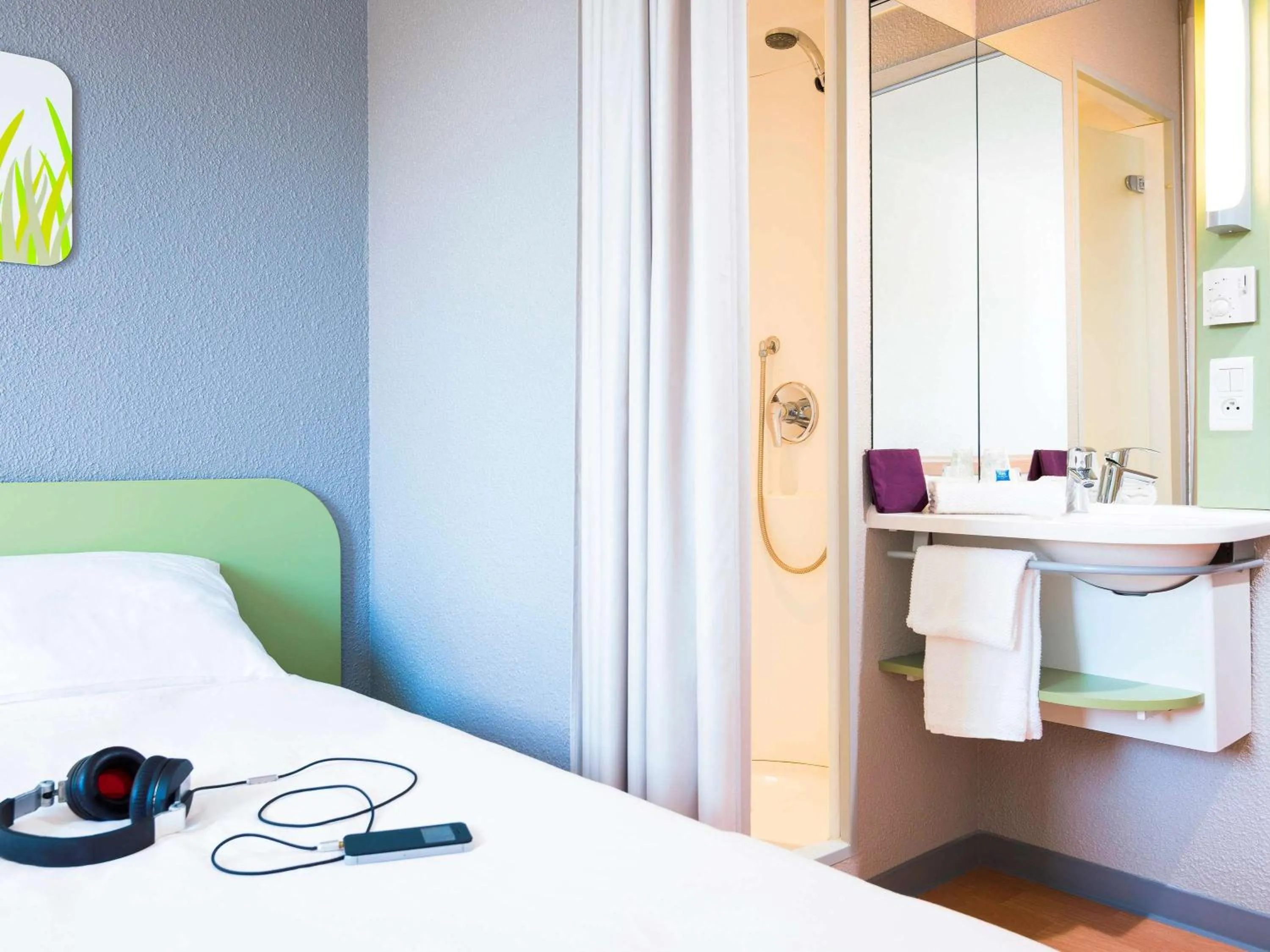 Photo of the whole room, Bed in ibis budget Rennes Route de Saint Malo